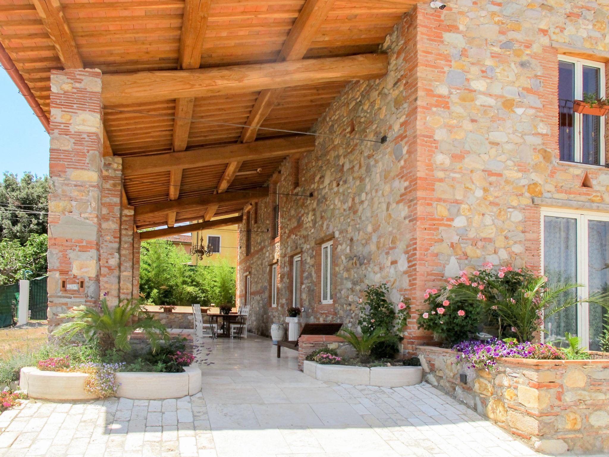 Foto 33 - Casa de 7 habitaciones en Capannori con piscina privada y terraza