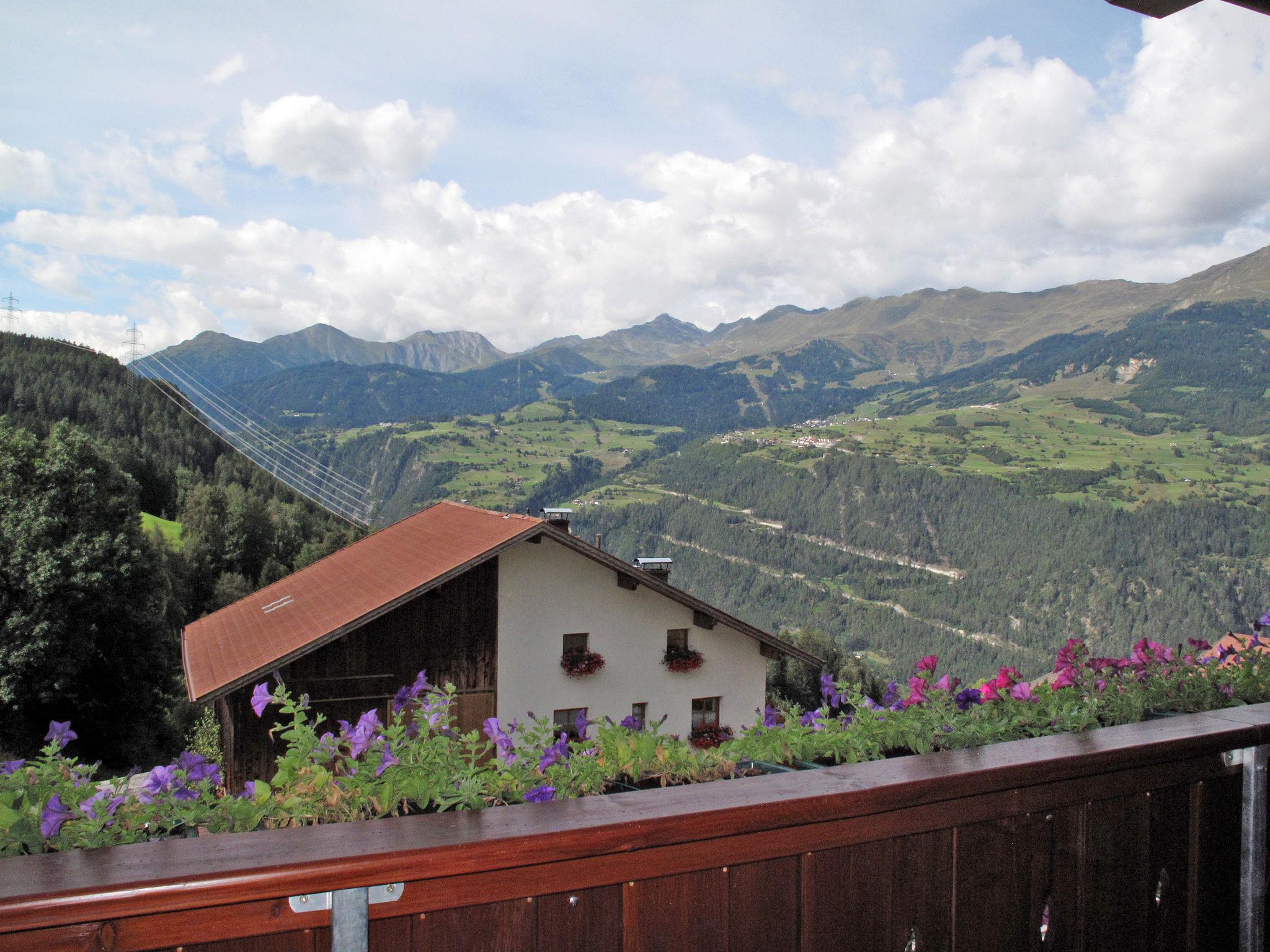 Foto 3 - Appartamento con 2 camere da letto a Fendels con giardino e vista sulle montagne