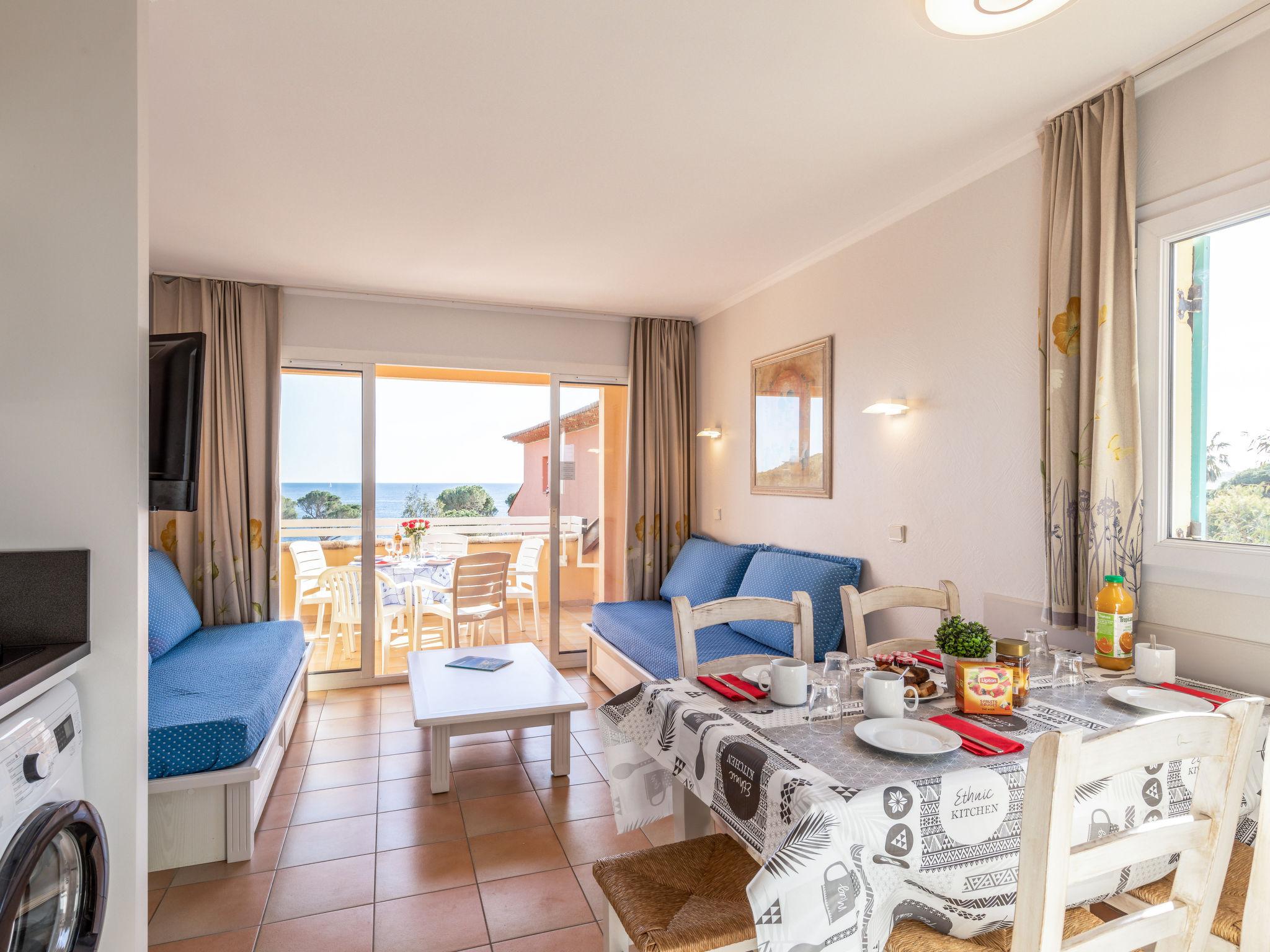 Foto 3 - Appartamento con 1 camera da letto a Roquebrune-sur-Argens con piscina e vista mare