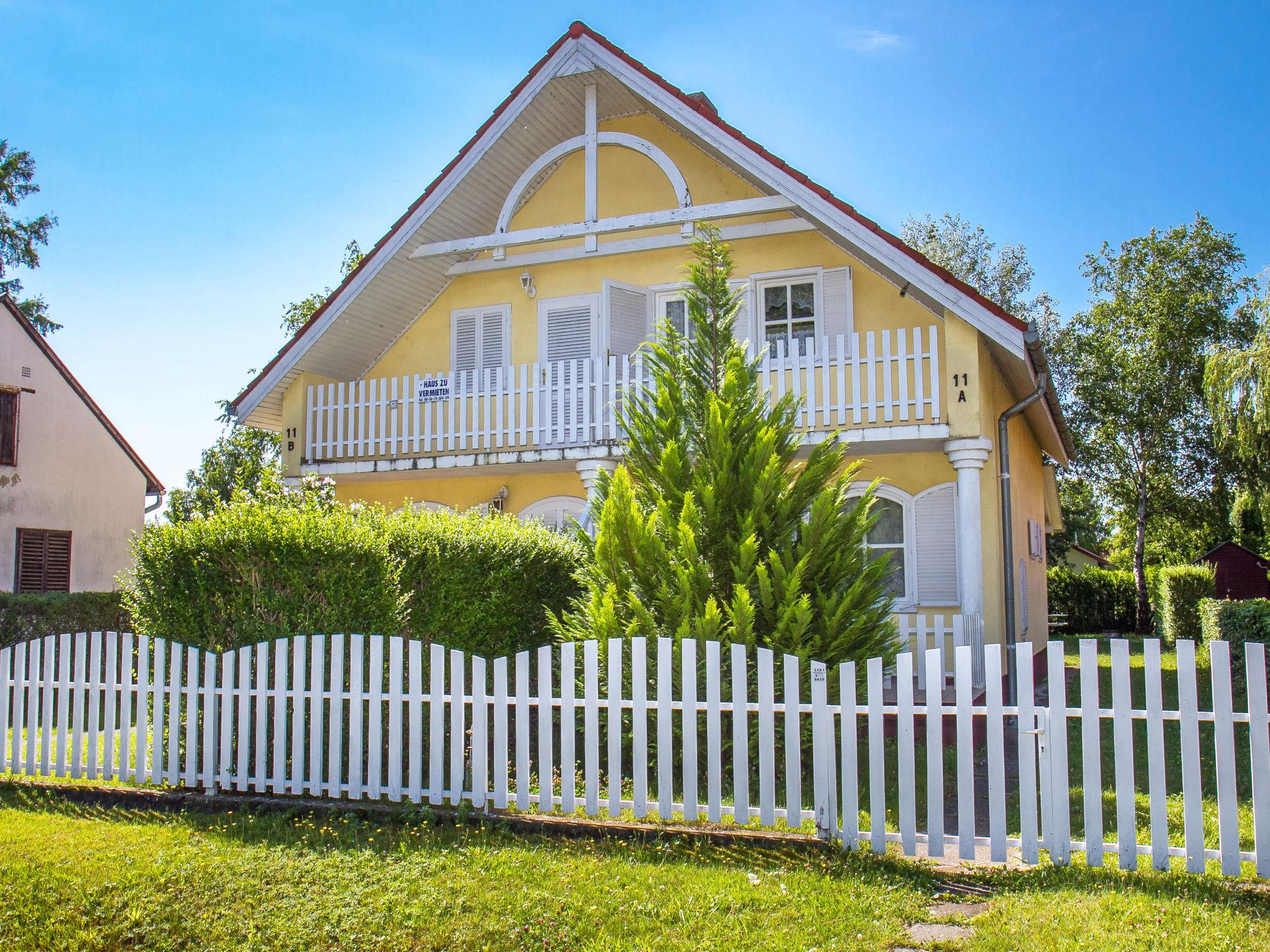 Foto 1 - Casa con 2 camere da letto a Balatonmáriafürdő con giardino e terrazza