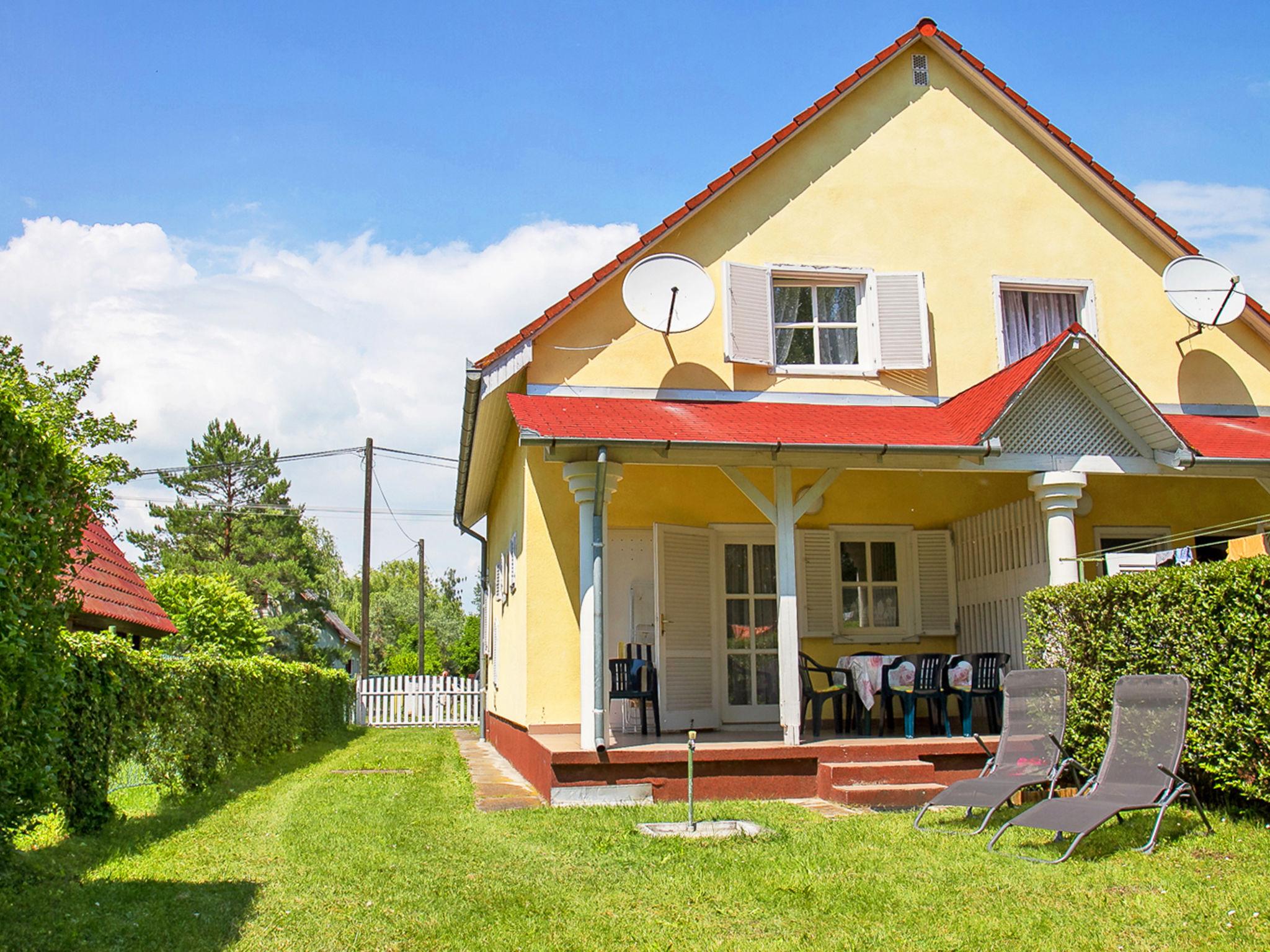 Foto 2 - Casa de 2 habitaciones en Balatonmáriafürdő con jardín y terraza