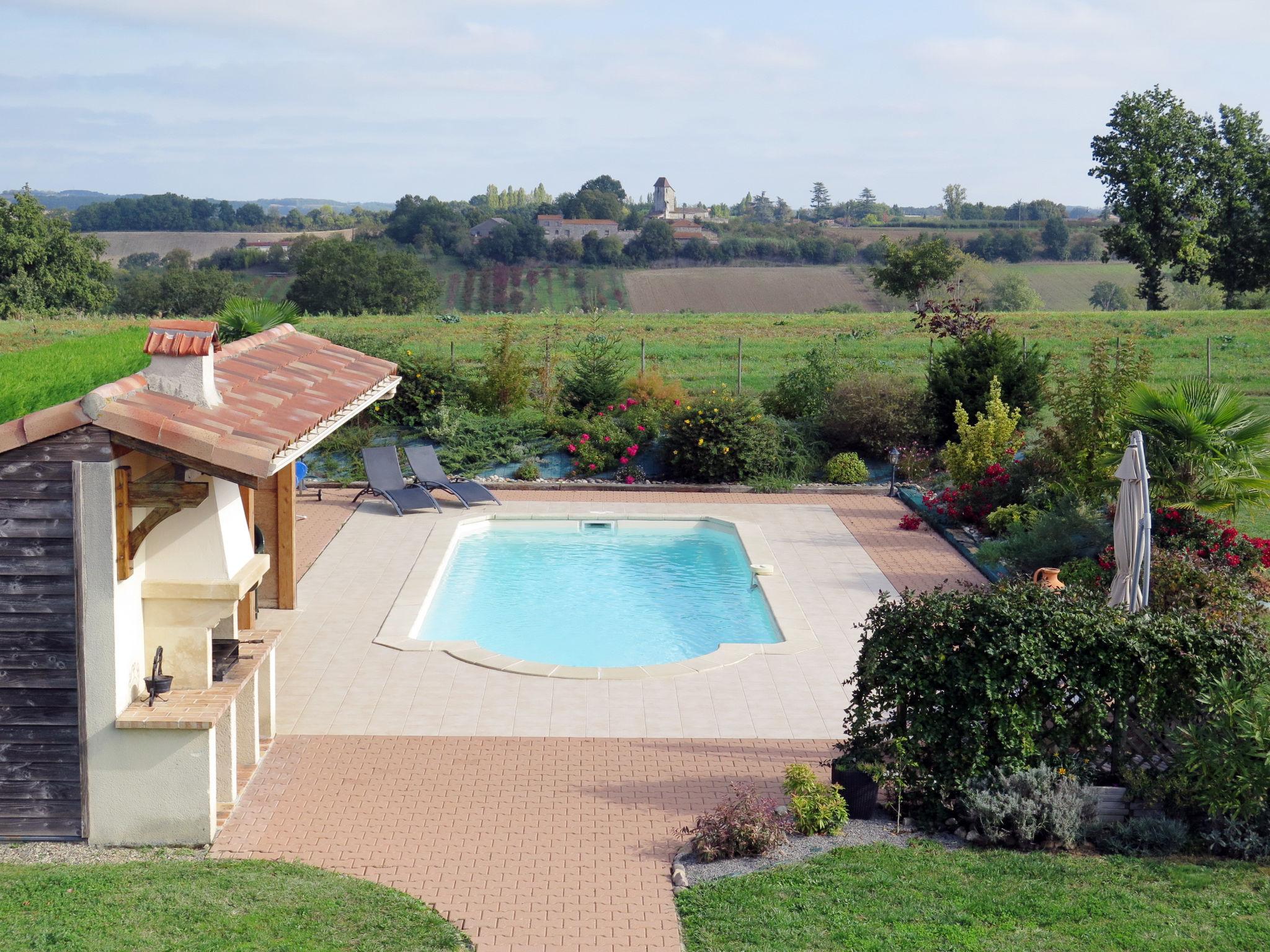 Foto 13 - Casa de 2 quartos em Madaillan com piscina privada e terraço