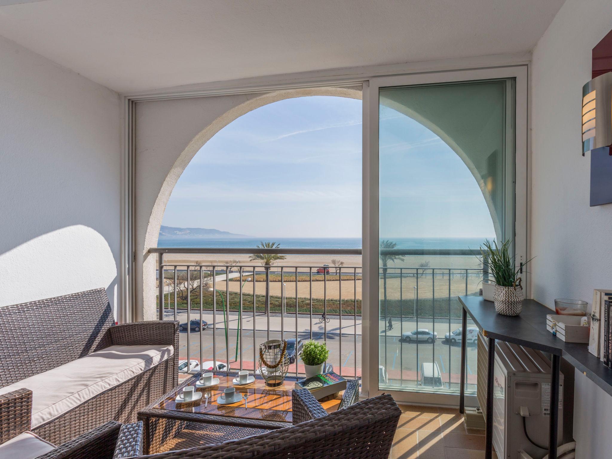 Photo 1 - 1 bedroom Apartment in Castelló d'Empúries with garden and sea view
