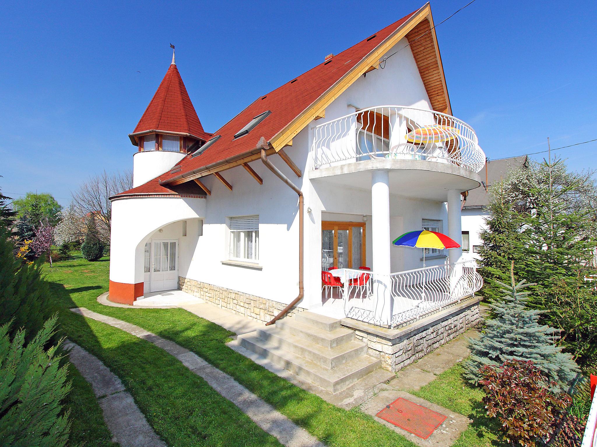 Foto 1 - Apartamento de 2 habitaciones en Balatonboglár con jardín y vistas a la montaña