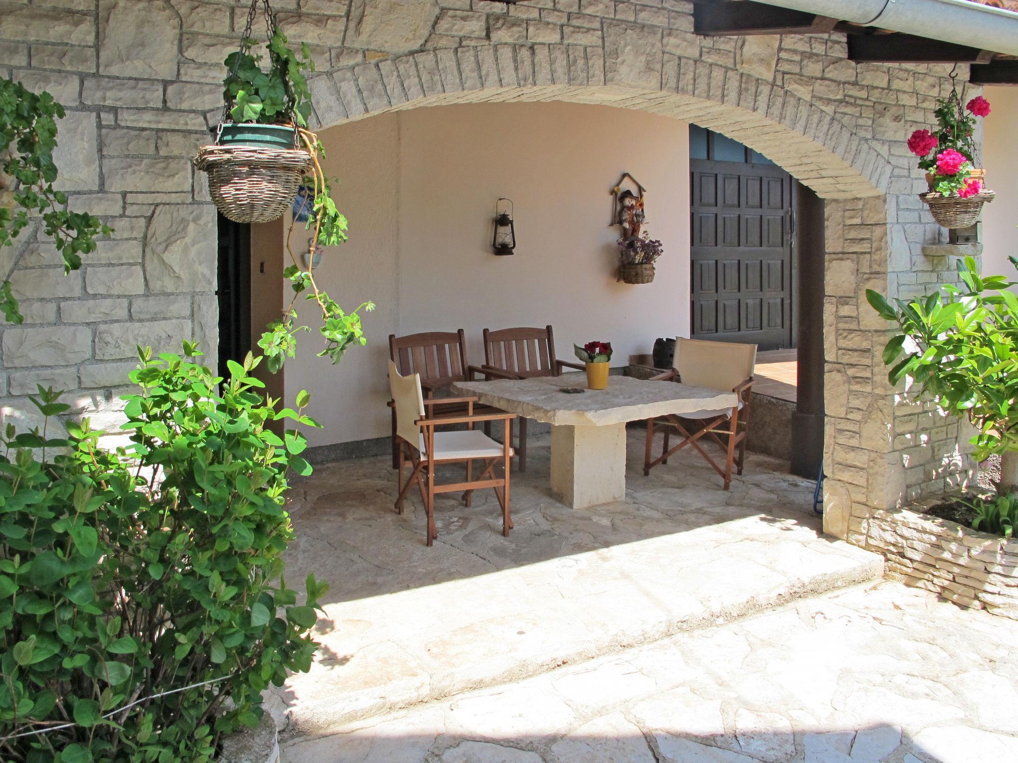 Photo 15 - Maison de 1 chambre à Barban avec piscine privée et vues à la mer