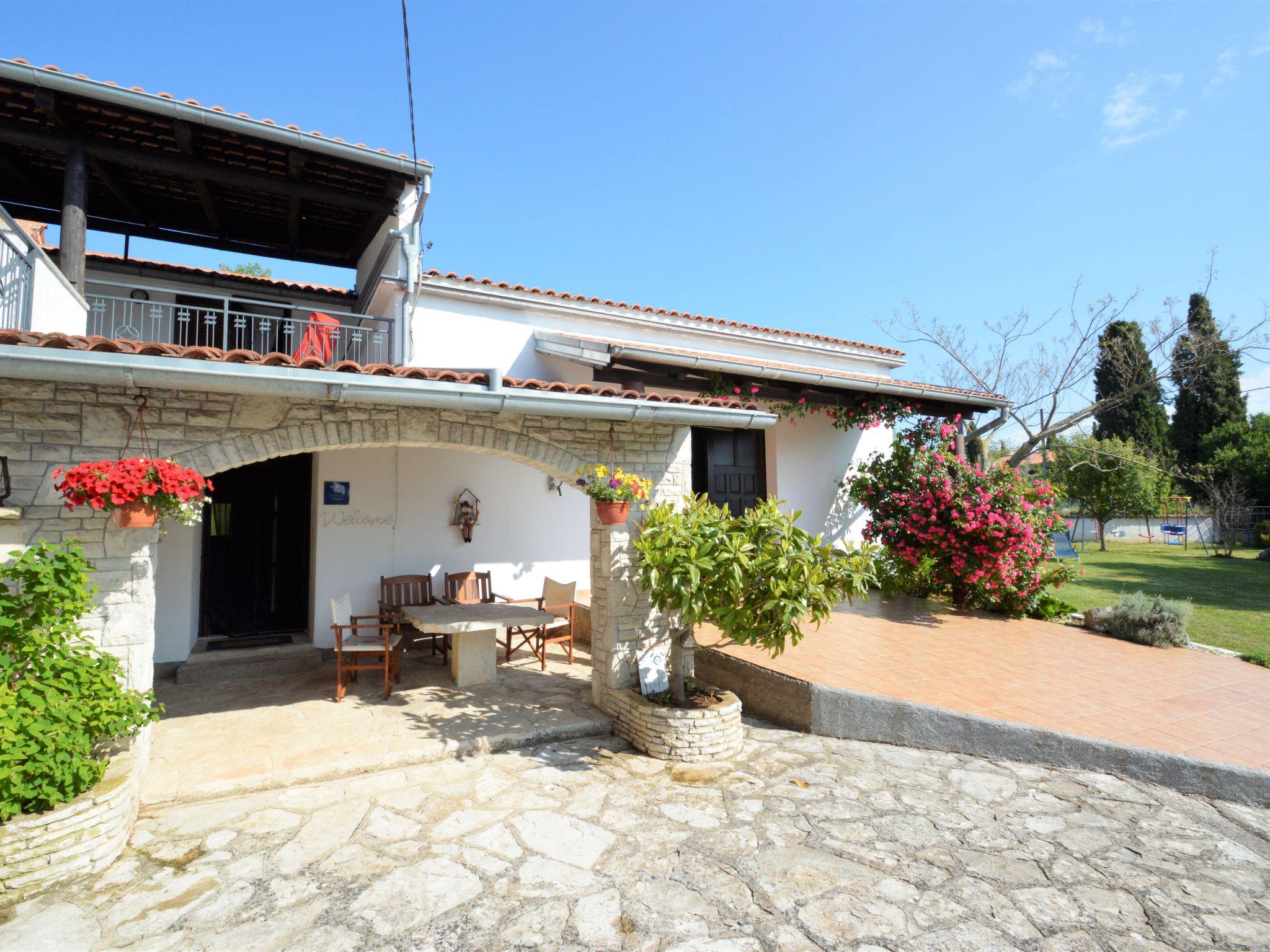 Photo 16 - Maison de 1 chambre à Barban avec piscine privée et jardin