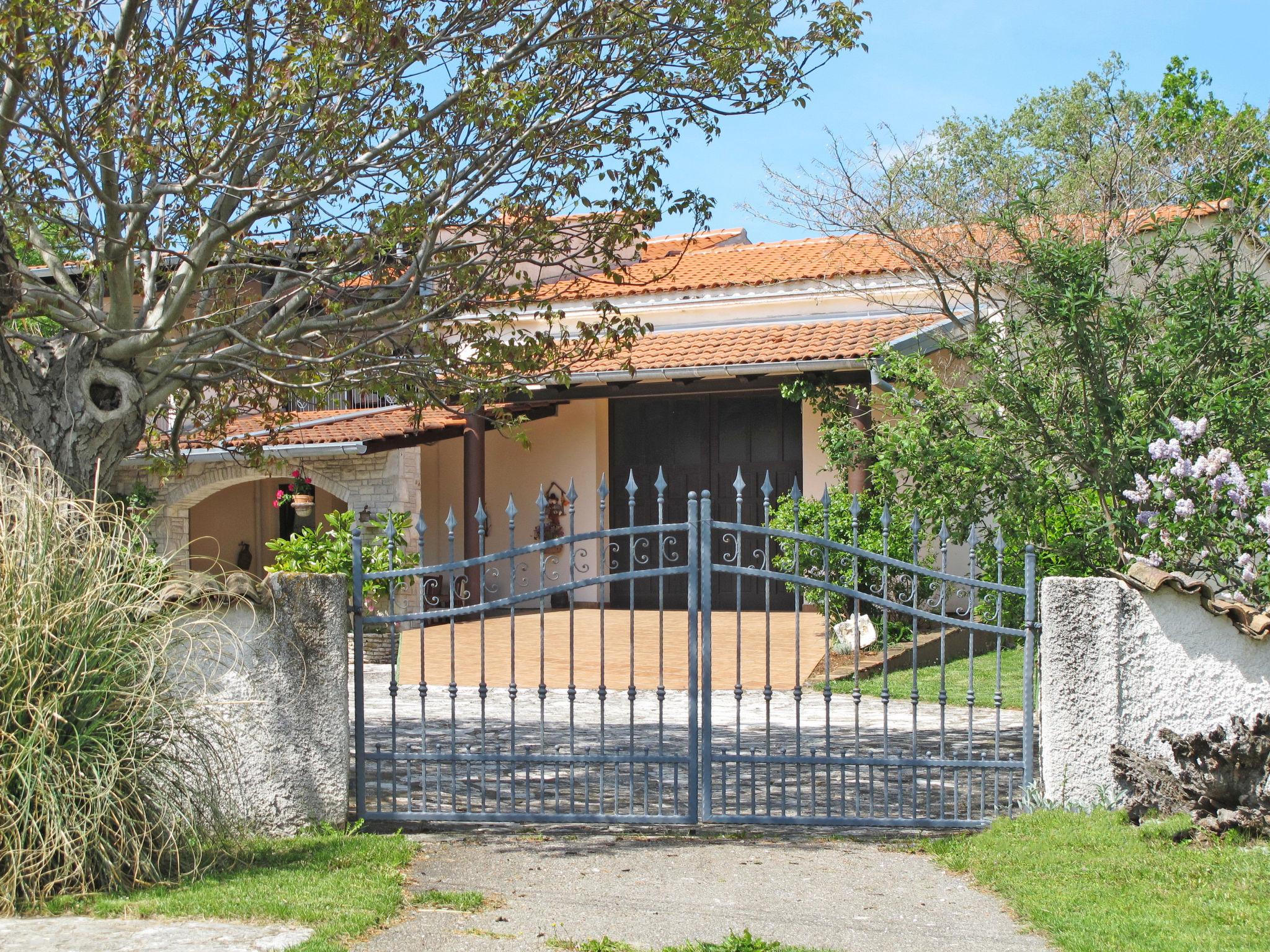 Photo 28 - Maison de 1 chambre à Barban avec piscine privée et jardin