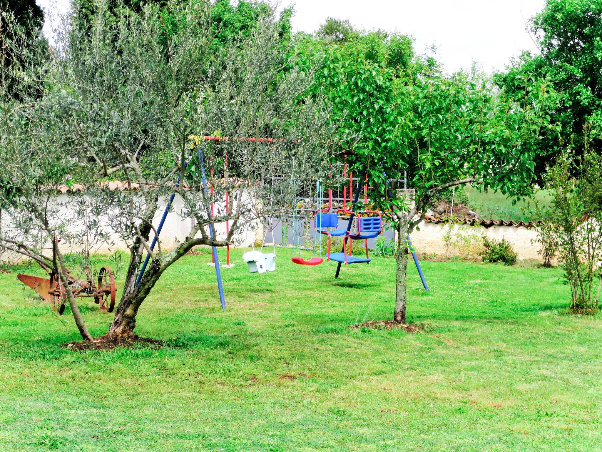 Photo 24 - Maison de 1 chambre à Barban avec piscine privée et jardin