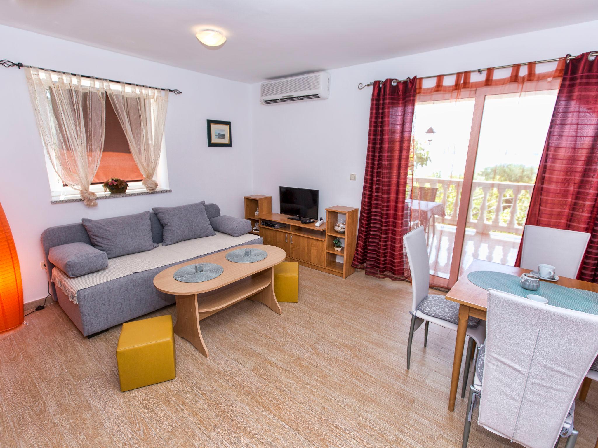 Photo 4 - 1 bedroom Apartment in Karlobag with terrace and sea view