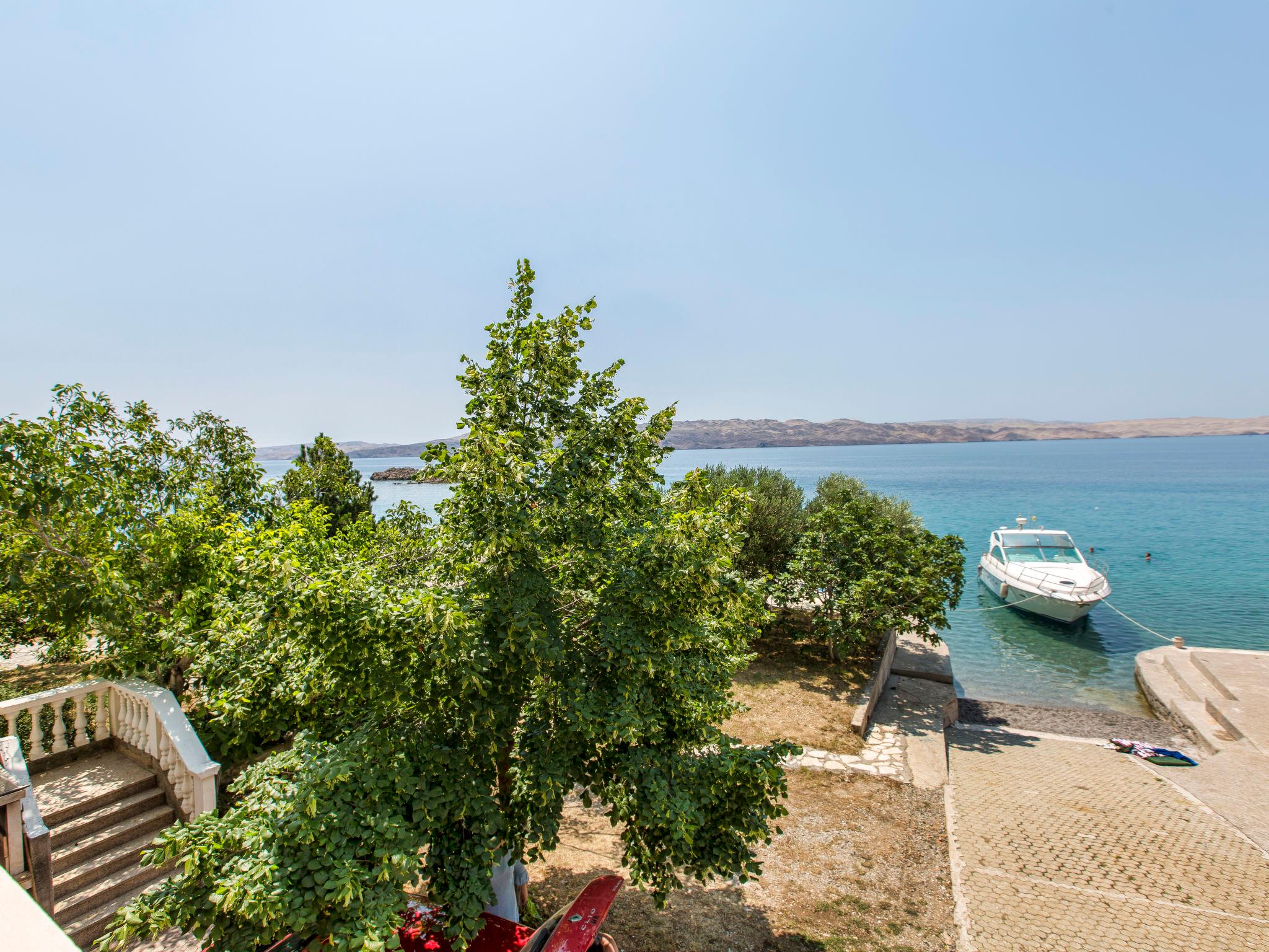 Foto 2 - Appartamento con 1 camera da letto a Karlobag con terrazza e vista mare