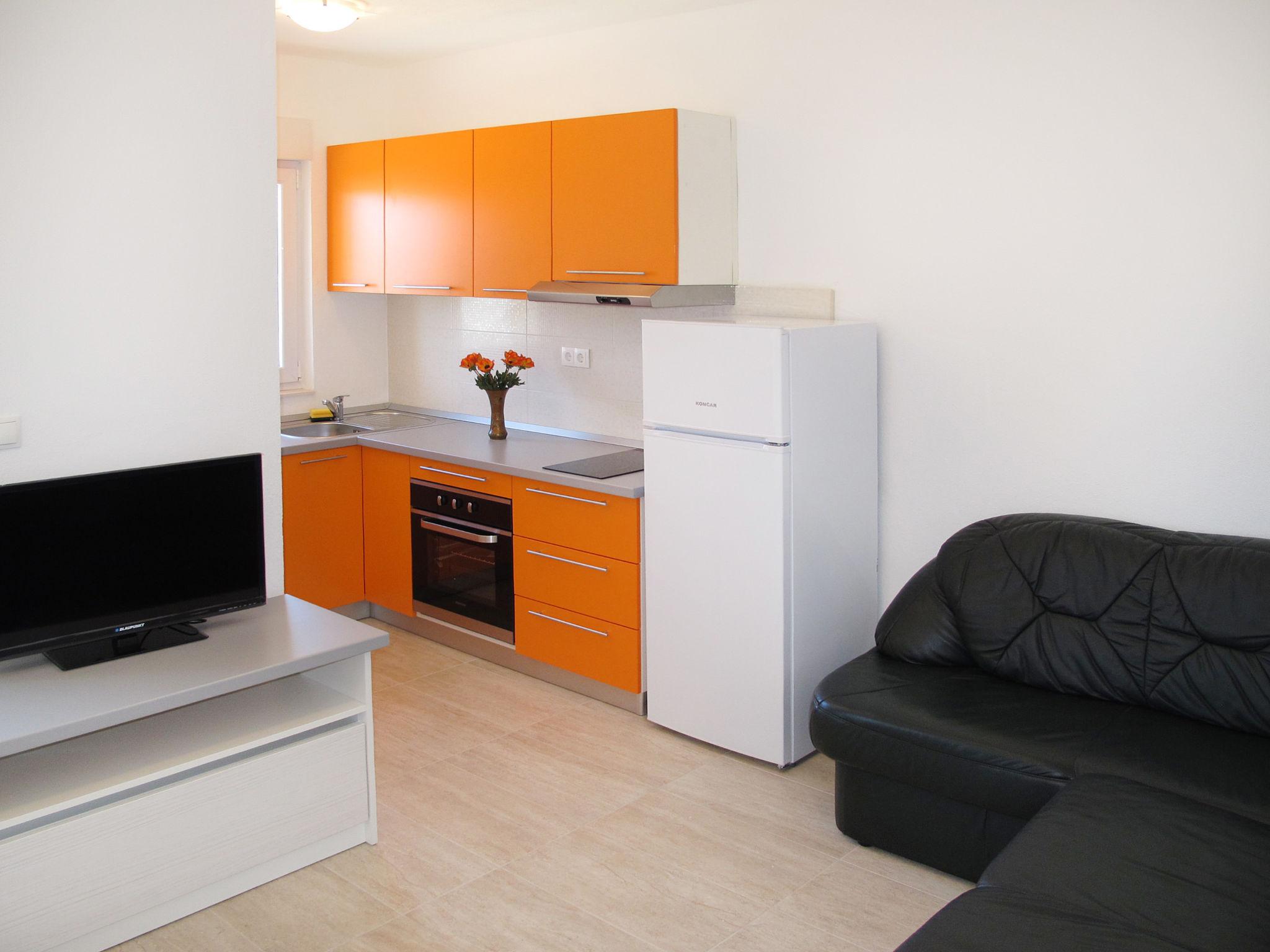 Foto 5 - Appartamento con 1 camera da letto a Okrug con vista mare