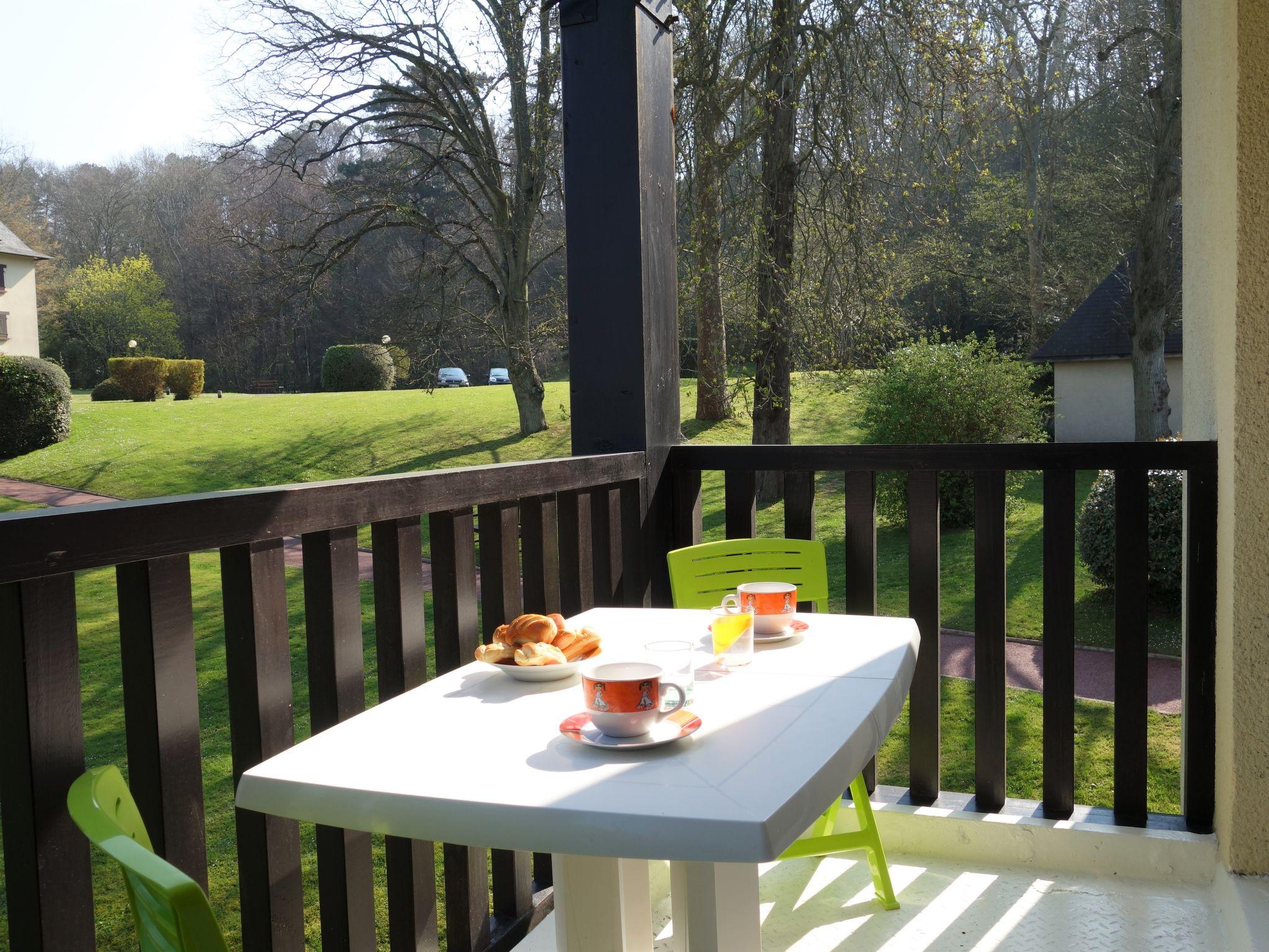 Foto 1 - Apartamento en Trouville-sur-Mer con jardín y vistas al mar