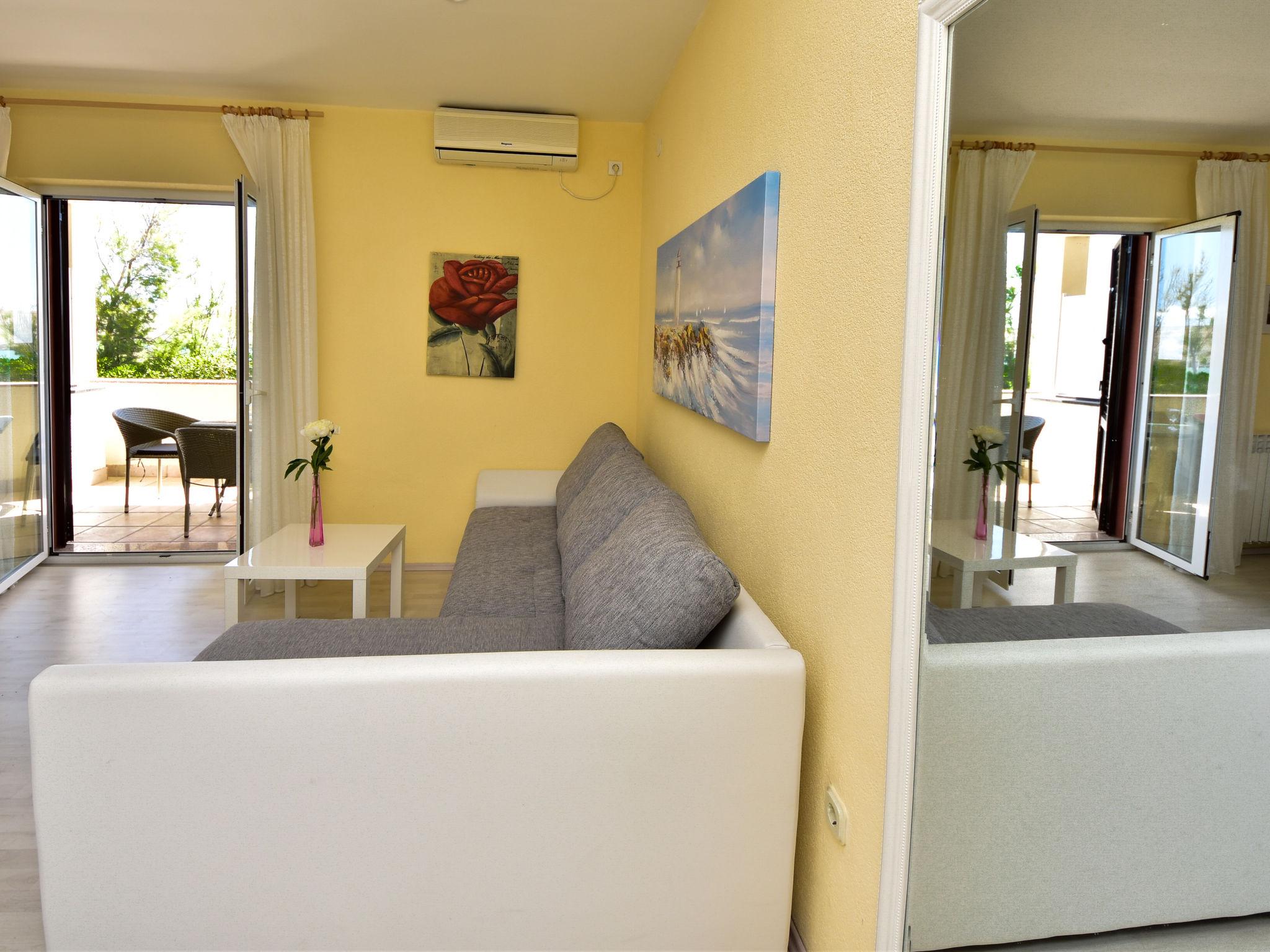 Foto 6 - Apartamento de 1 habitación en Pag con piscina y vistas al mar