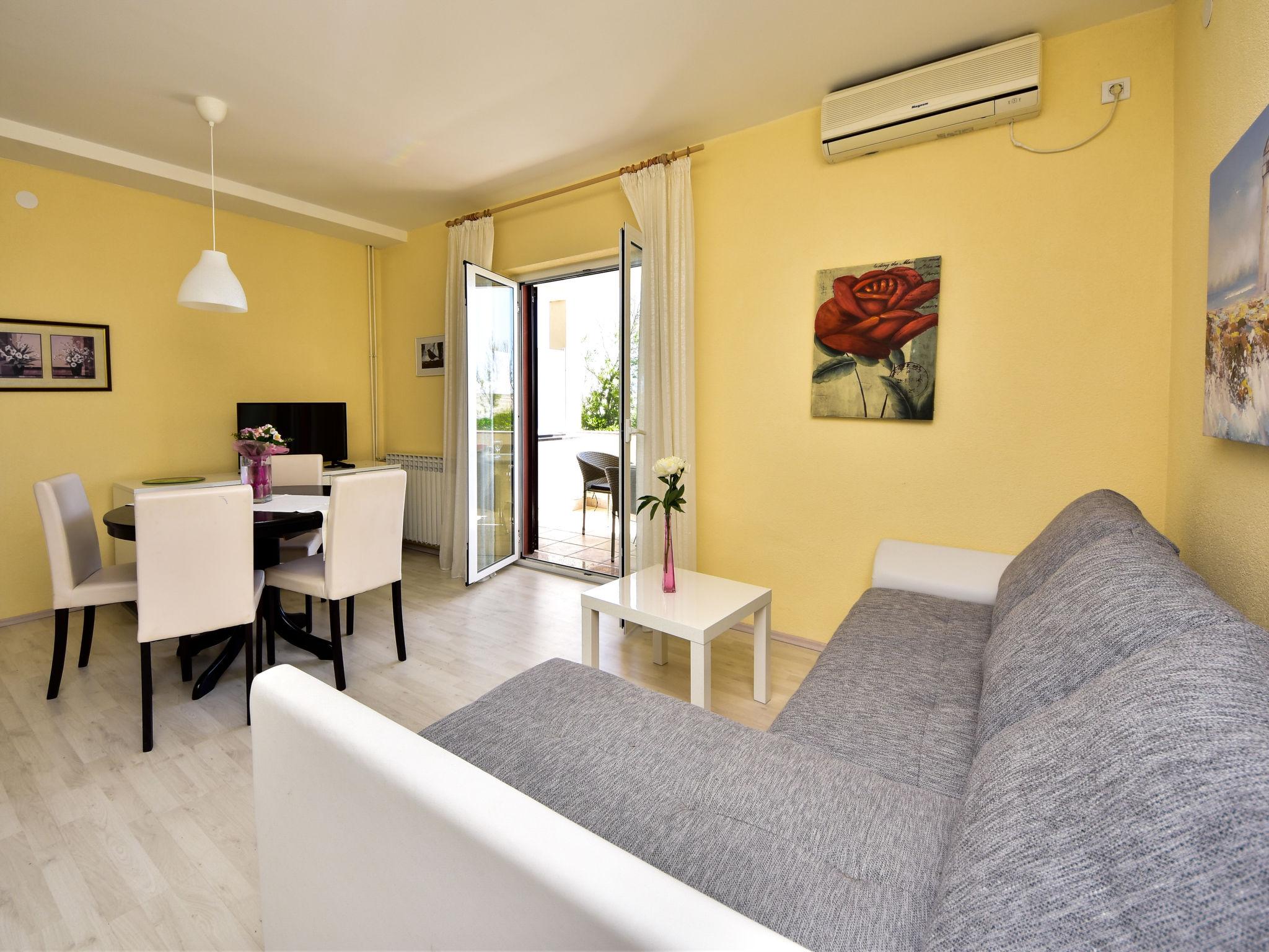 Photo 3 - 1 bedroom Apartment in Pag with swimming pool and sea view