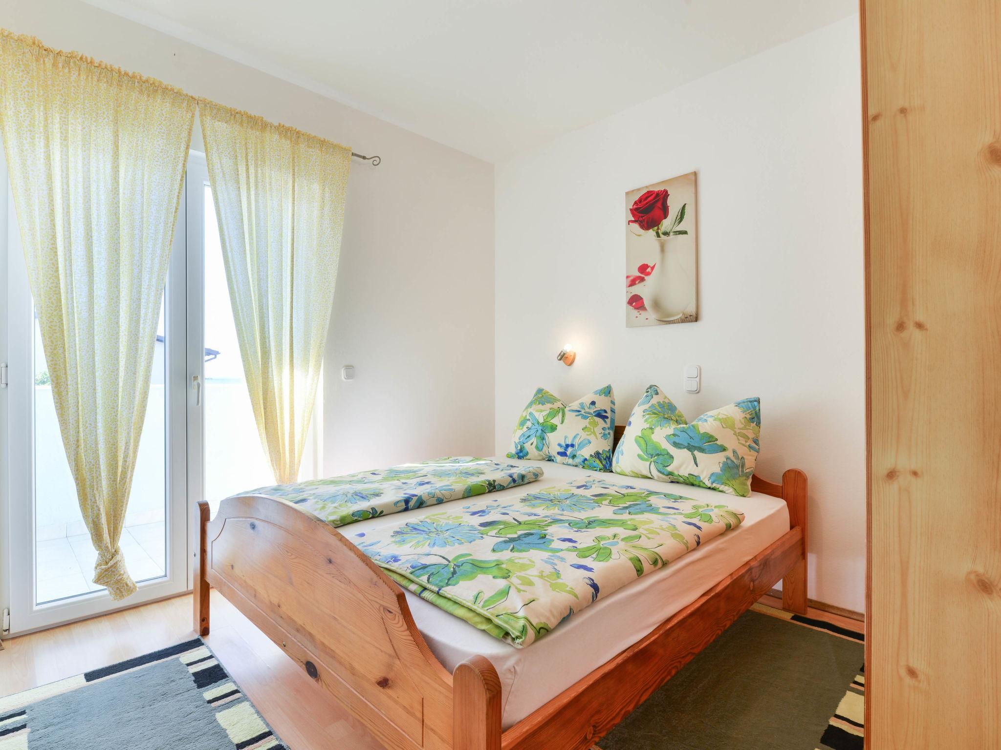 Foto 5 - Appartamento con 2 camere da letto a Privlaka con piscina e vista mare