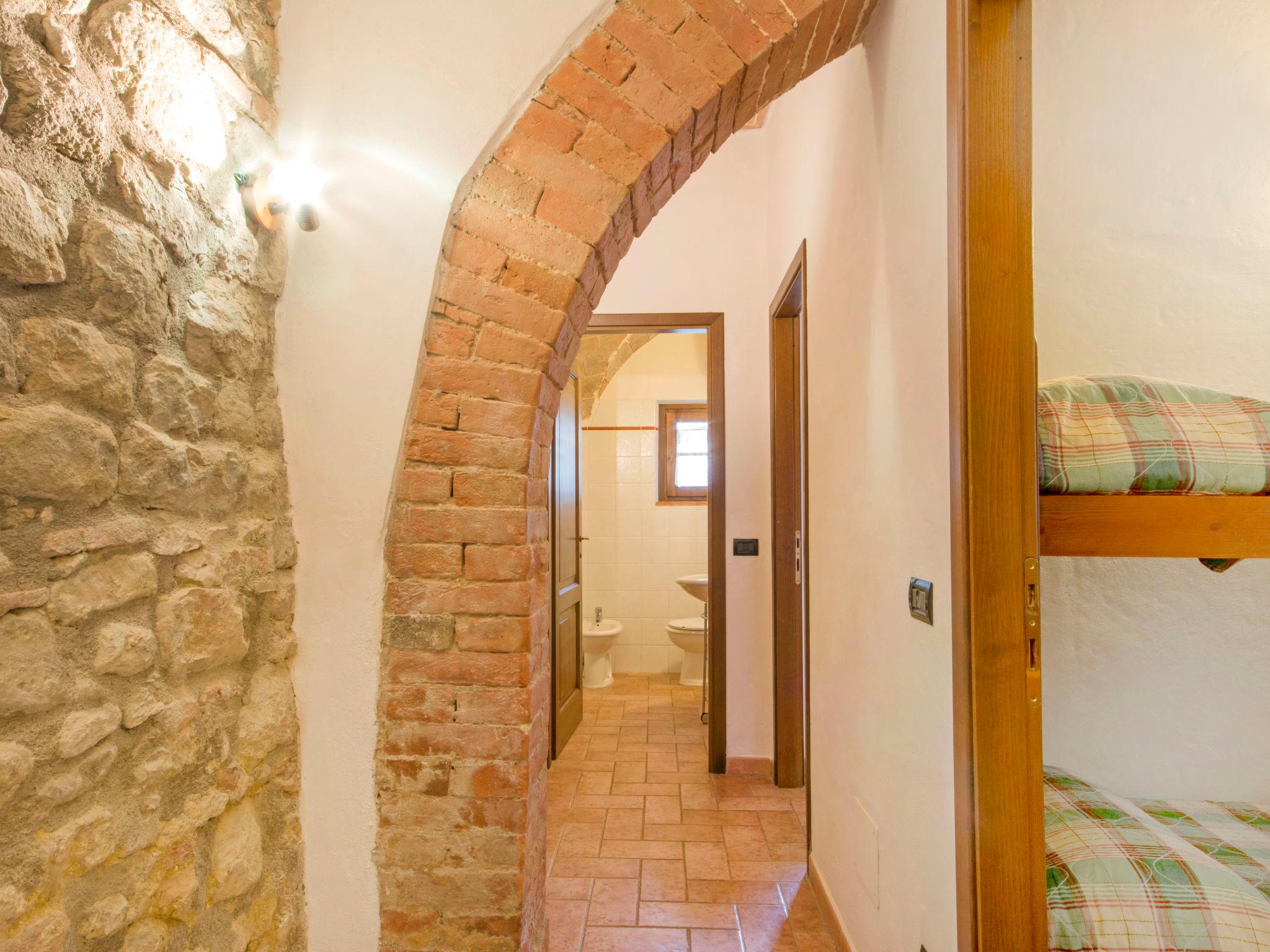 Photo 11 - 2 bedroom Apartment in Volterra with swimming pool and garden