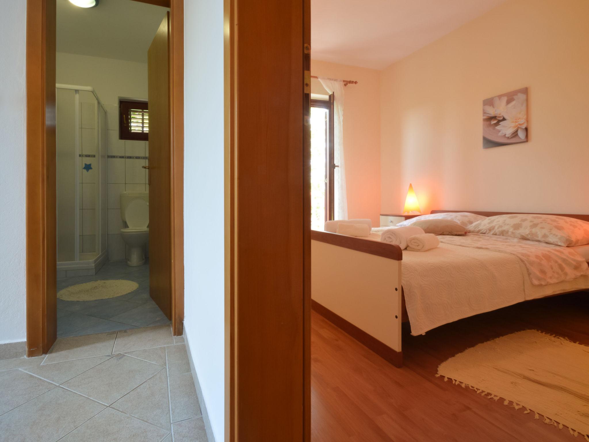 Foto 9 - Apartamento de 1 habitación en Obrovac con vistas al mar