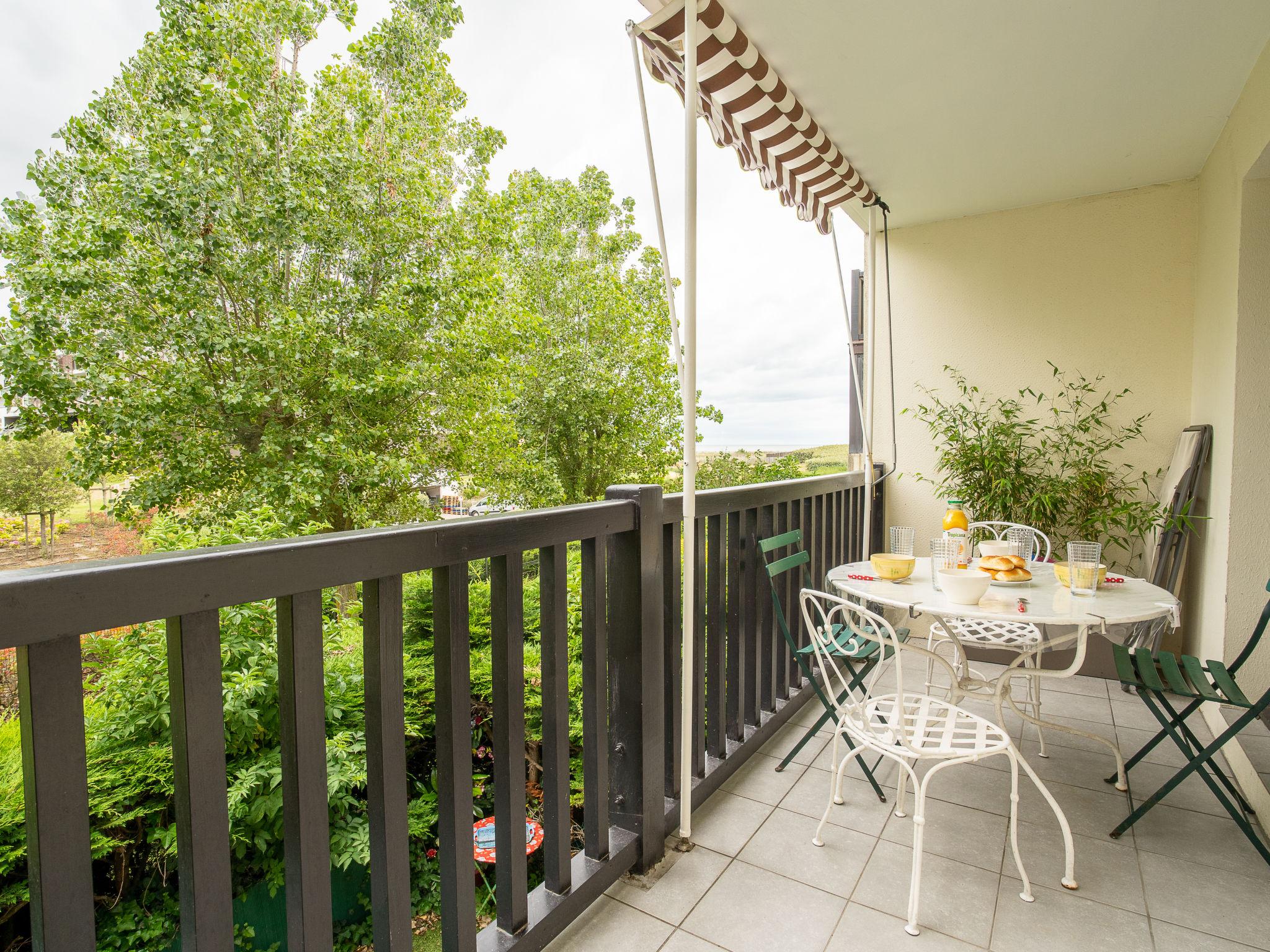 Foto 6 - Appartamento con 1 camera da letto a Cabourg con vista mare