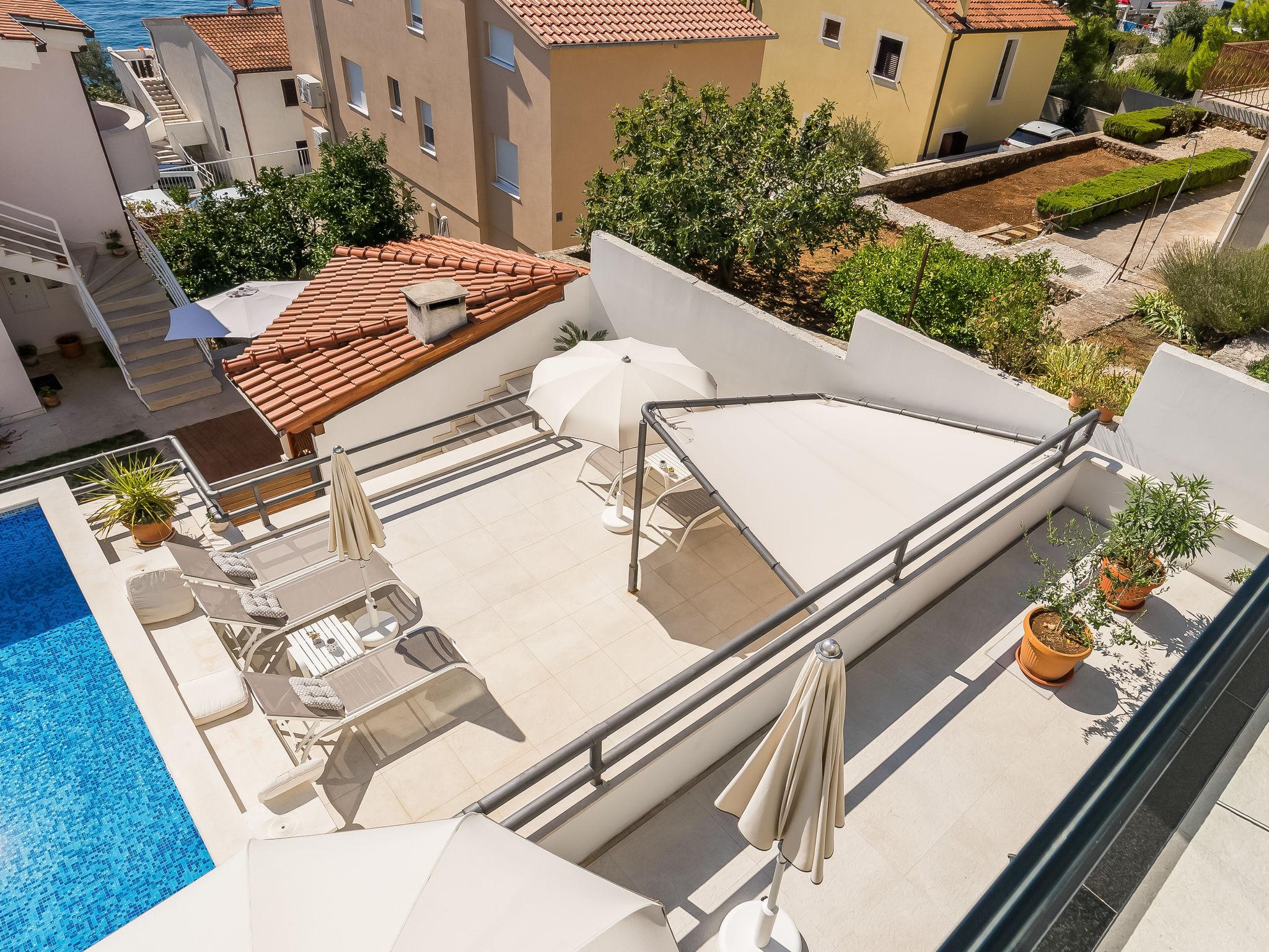 Photo 11 - Maison de 2 chambres à Okrug avec piscine et terrasse