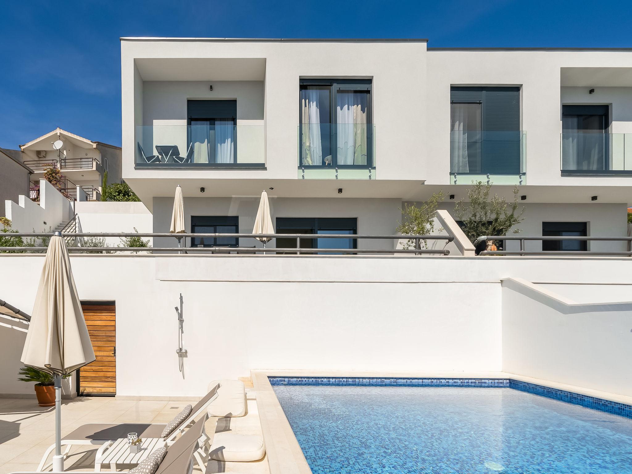 Photo 1 - Maison de 2 chambres à Okrug avec piscine et terrasse