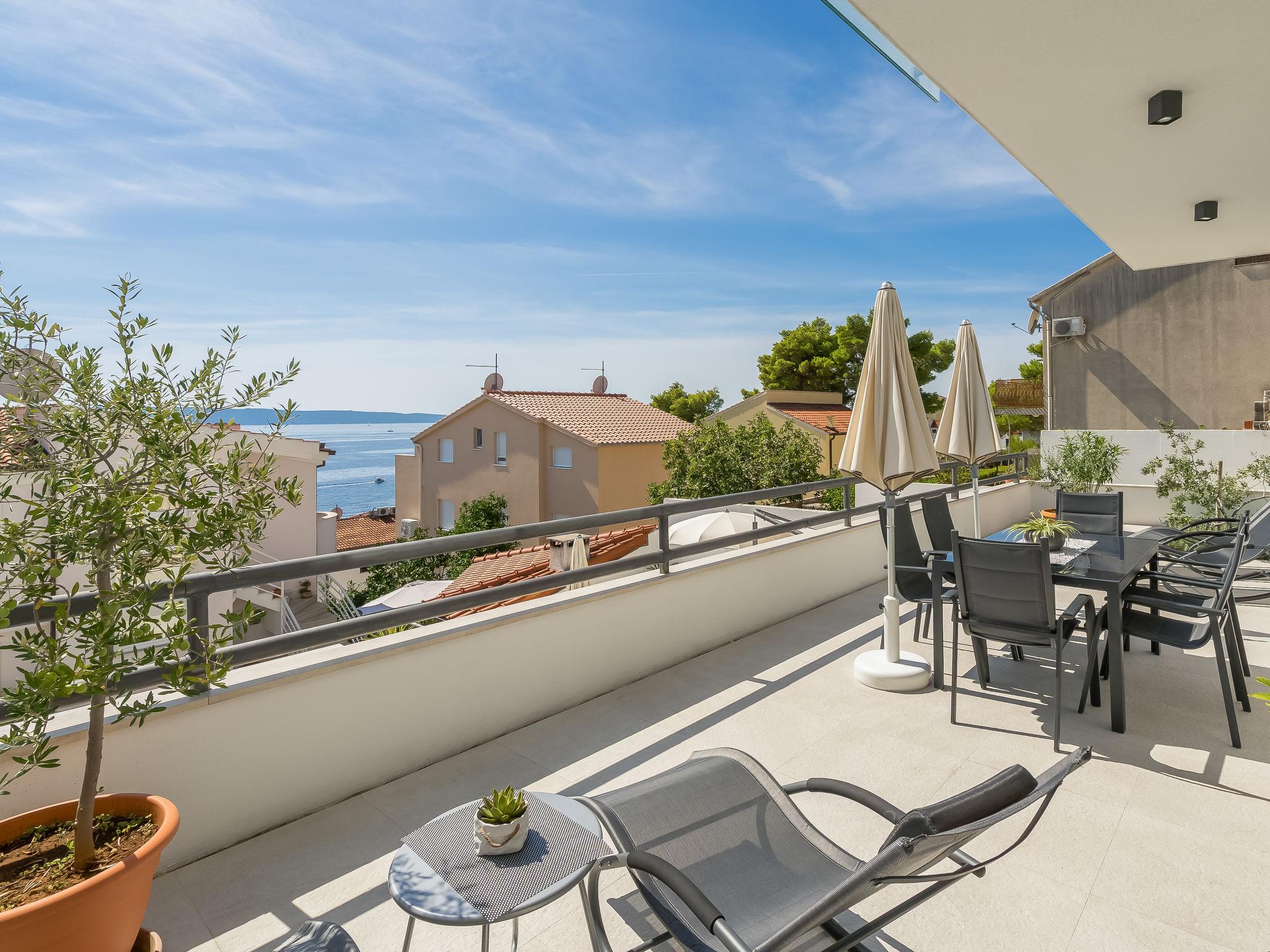 Photo 3 - Maison de 2 chambres à Okrug avec piscine et terrasse