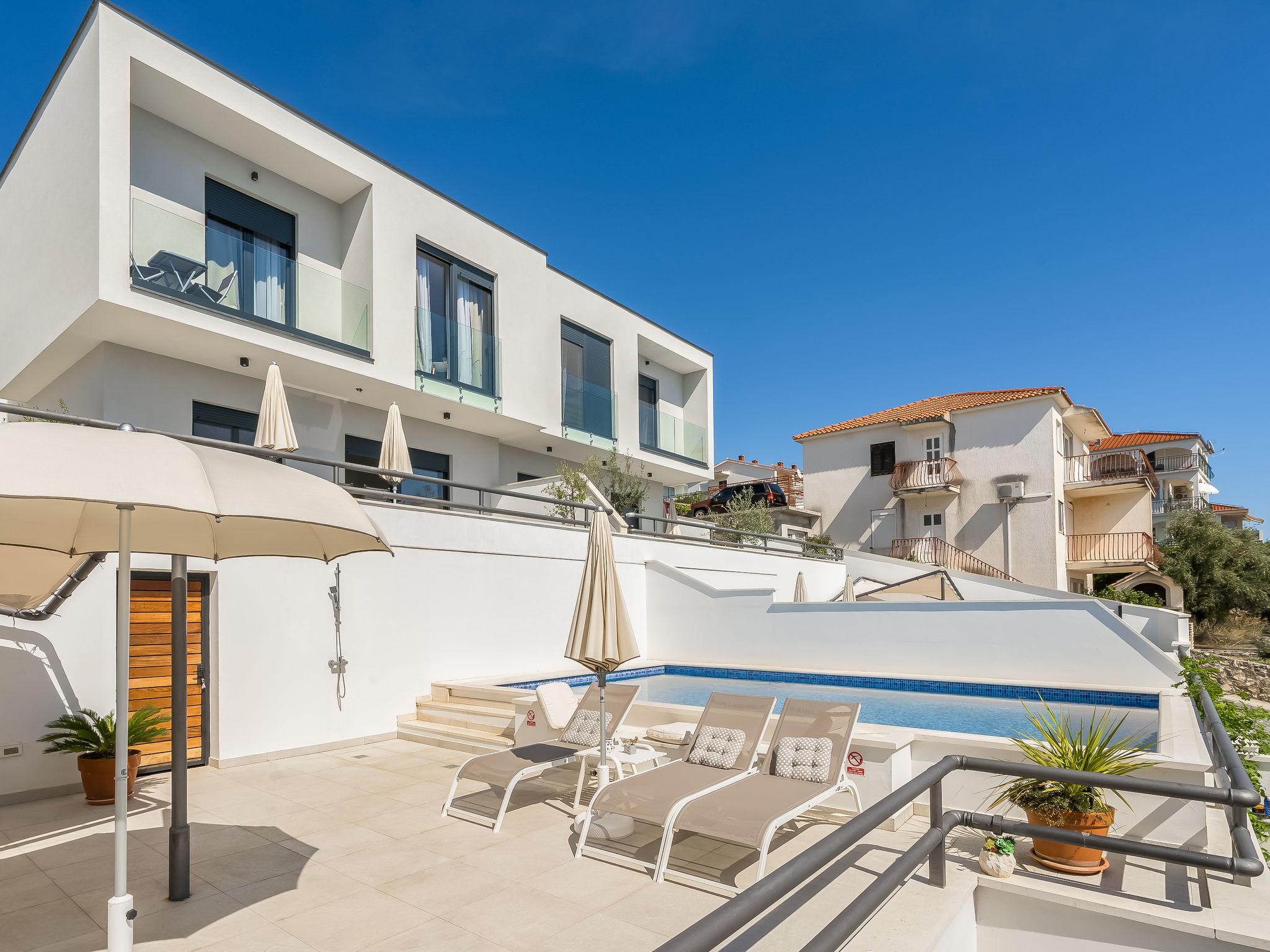 Photo 4 - Maison de 2 chambres à Okrug avec piscine et terrasse