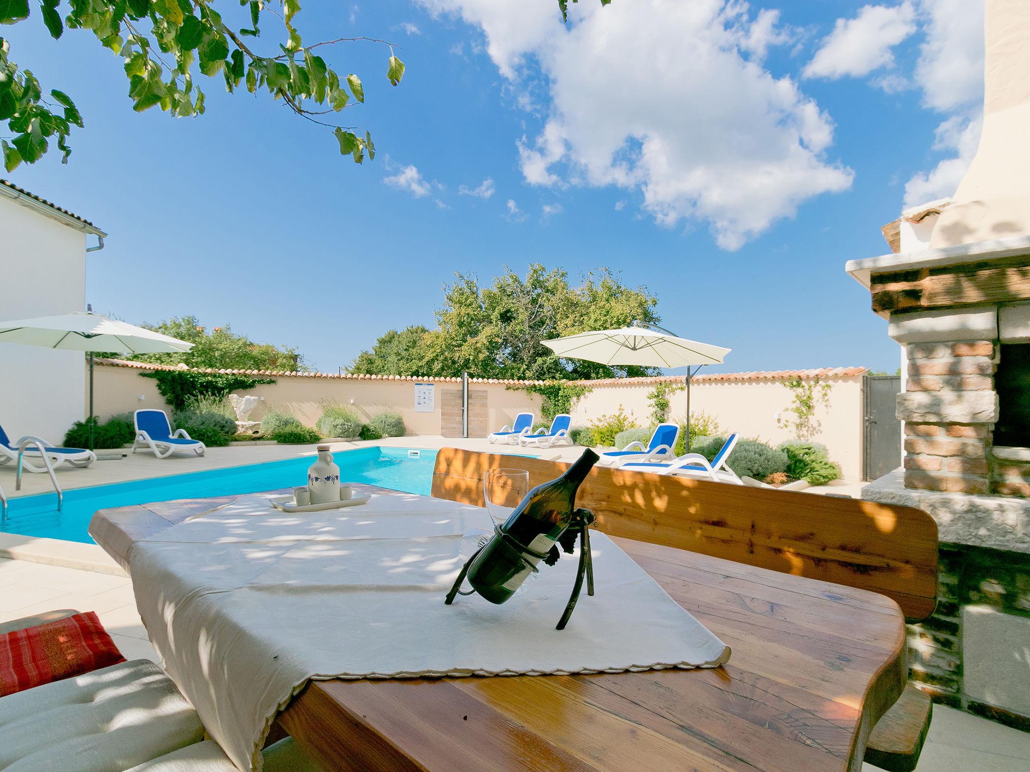 Photo 34 - Maison de 4 chambres à Brtonigla avec piscine privée et jardin