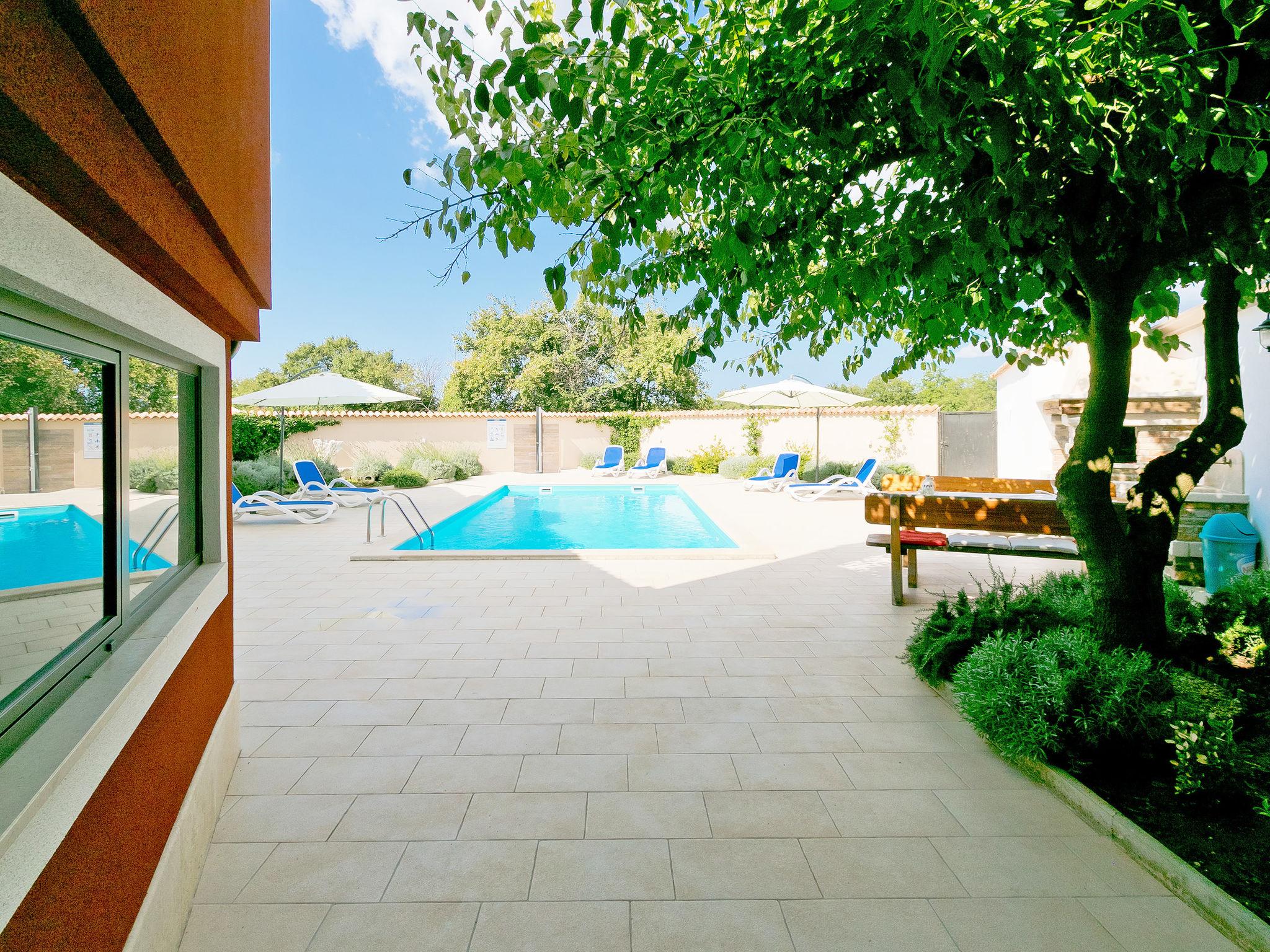 Photo 21 - Maison de 4 chambres à Brtonigla avec piscine privée et vues à la mer