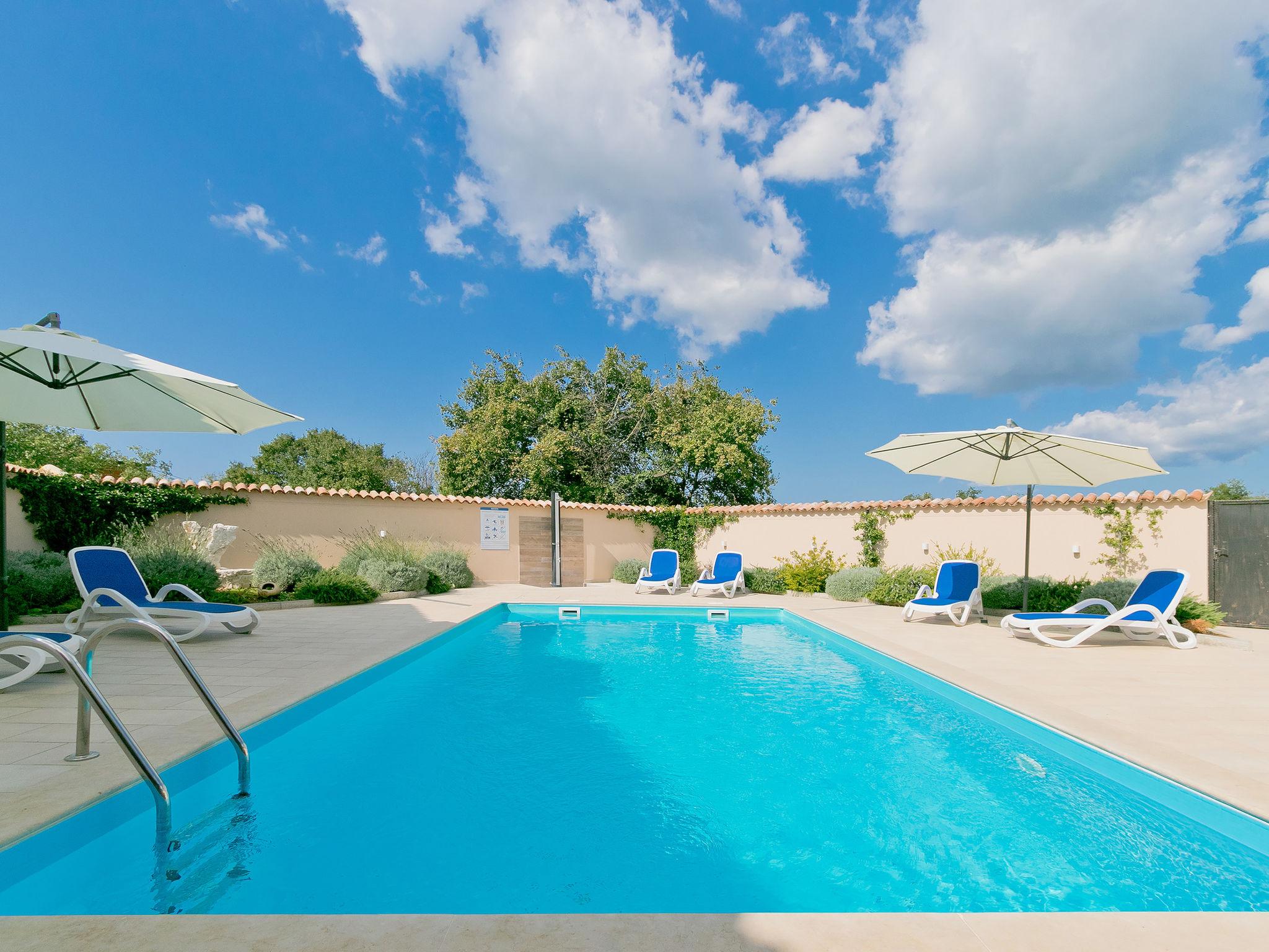Foto 2 - Casa con 4 camere da letto a Brtonigla con piscina privata e vista mare