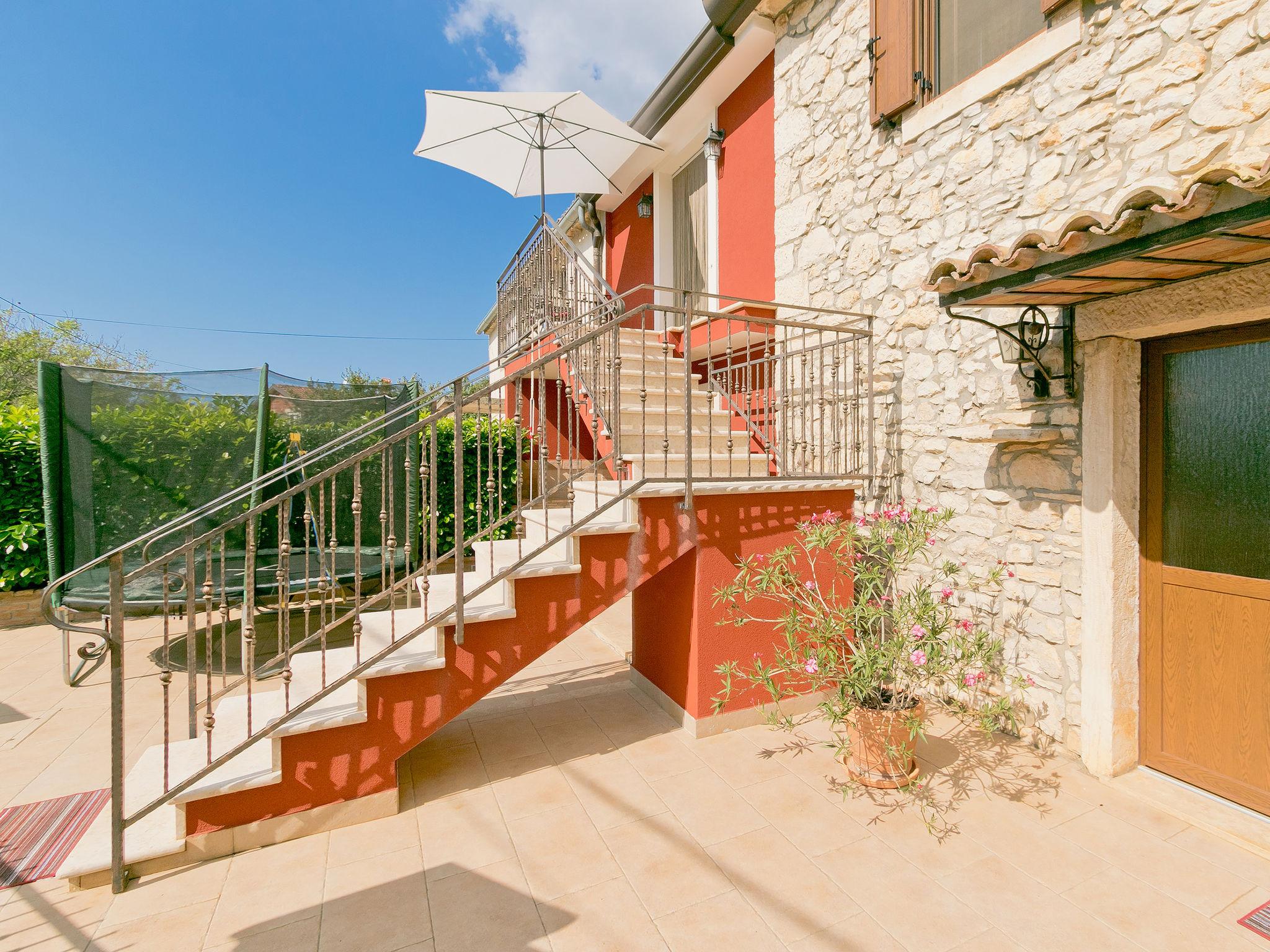 Photo 16 - Maison de 4 chambres à Brtonigla avec piscine privée et jardin