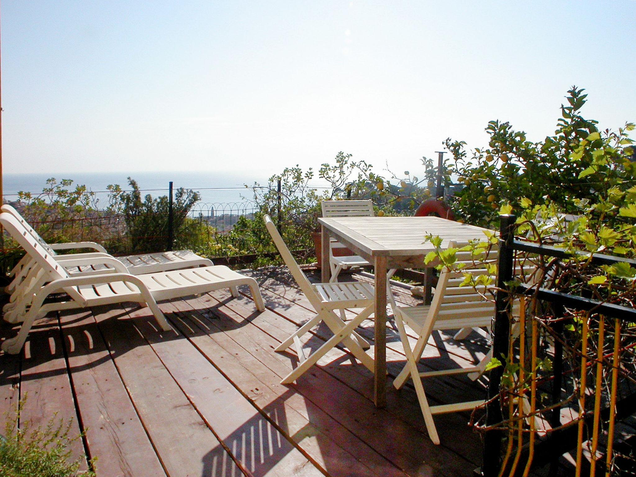 Foto 4 - Apartamento de 2 quartos em Costarainera com terraço e vistas do mar