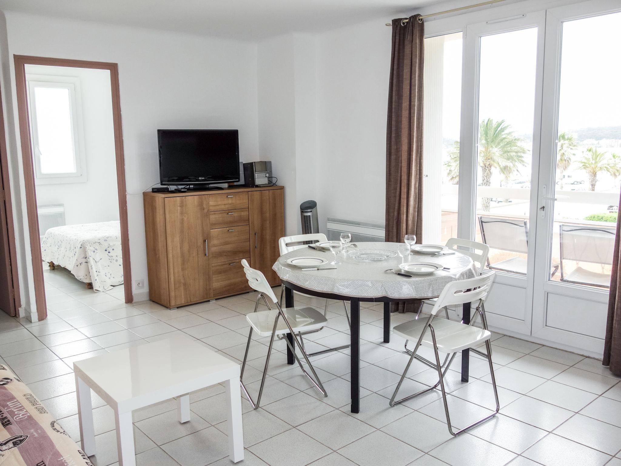 Photo 8 - Appartement de 1 chambre à Saint-Cyr-sur-Mer avec terrasse et vues à la mer