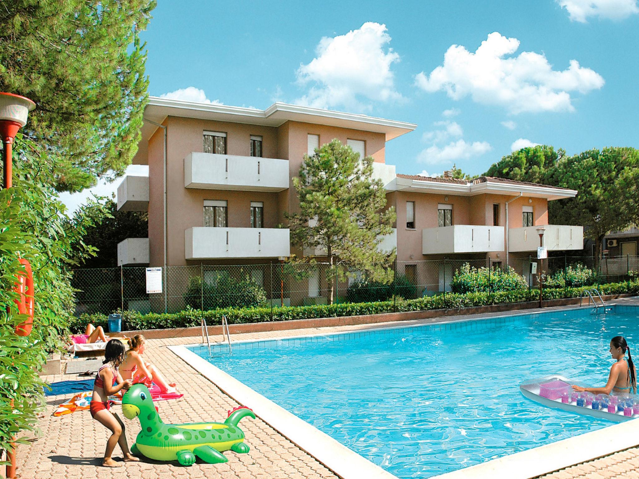 Foto 1 - Apartamento de 2 habitaciones en Lignano Sabbiadoro con piscina y jardín