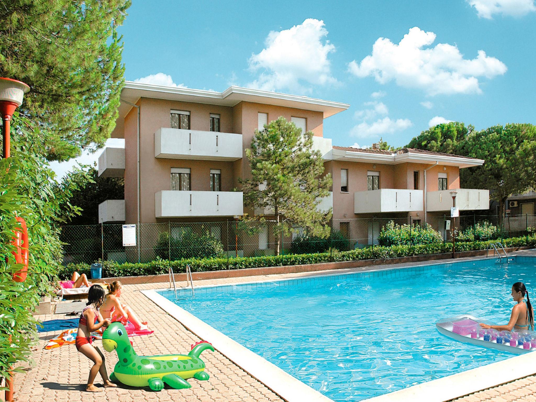 Foto 1 - Apartamento de 2 habitaciones en Lignano Sabbiadoro con piscina y vistas al mar