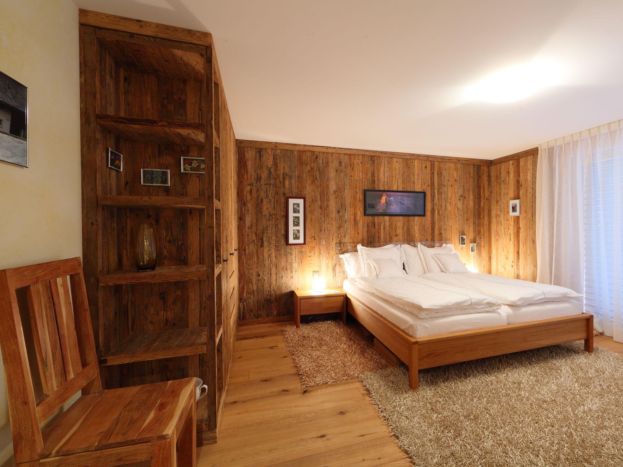 Foto 4 - Appartamento con 3 camere da letto a Zermatt con sauna e vasca idromassaggio