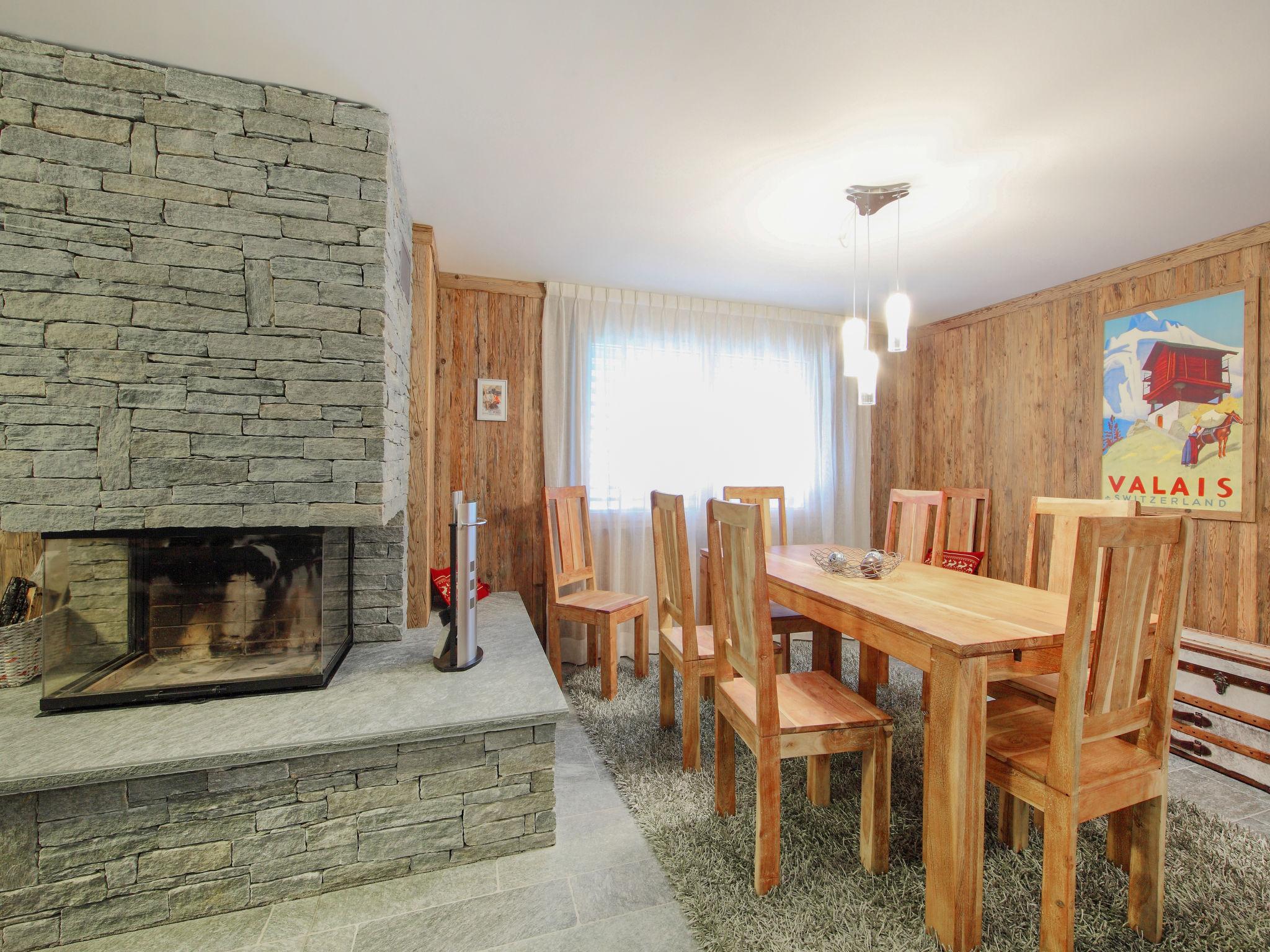 Photo 2 - 3 bedroom Apartment in Zermatt with sauna and hot tub