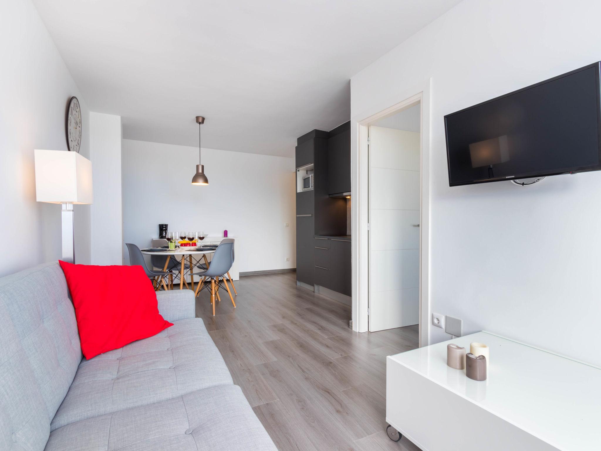 Foto 9 - Apartment mit 1 Schlafzimmer in Castelló d'Empúries mit blick aufs meer