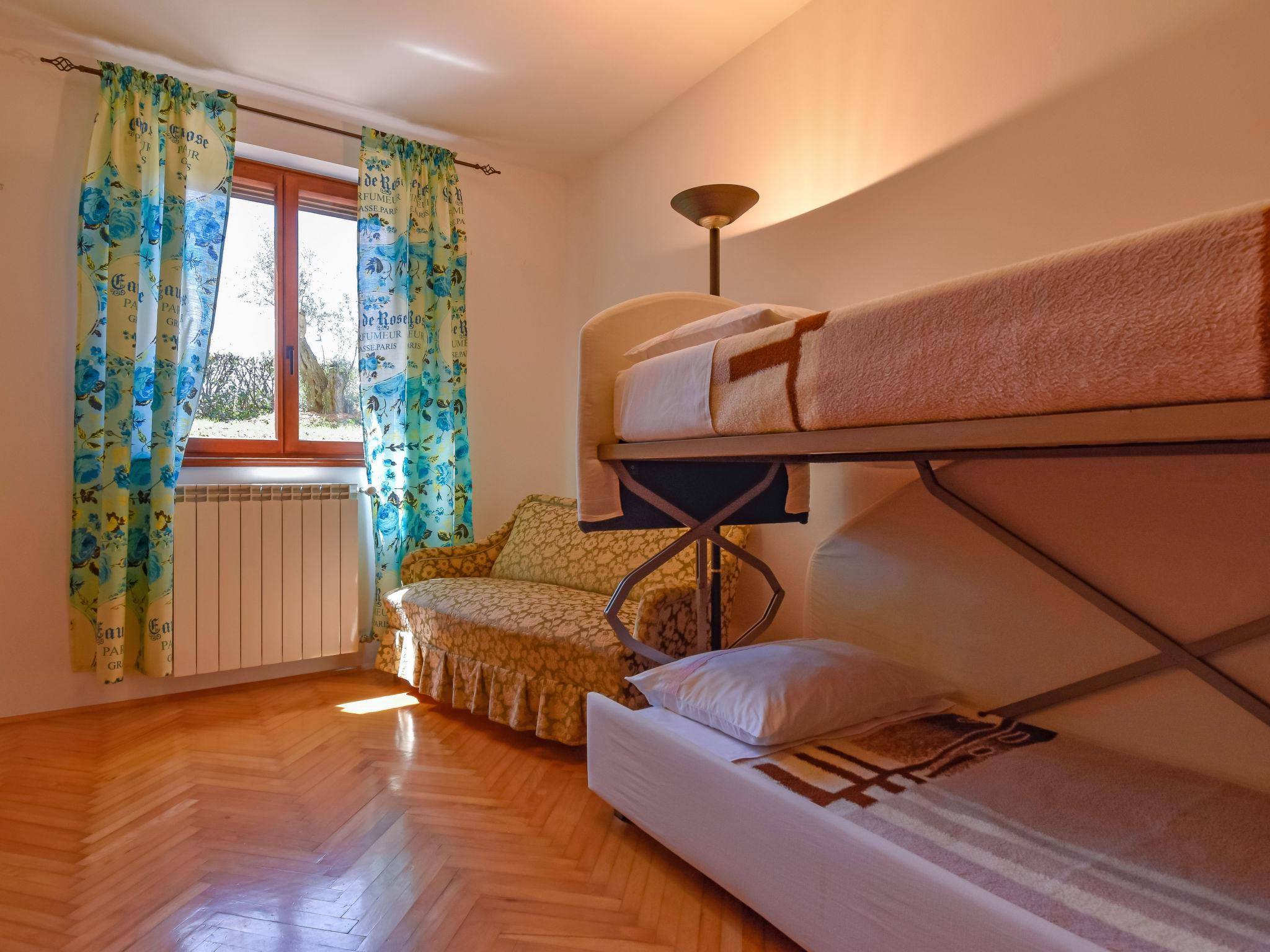 Foto 17 - Apartment mit 1 Schlafzimmer in Umag mit garten