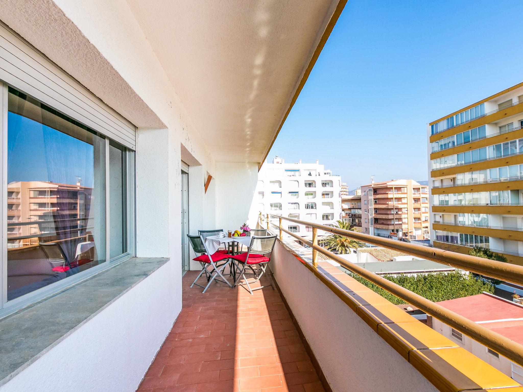 Photo 20 - Appartement de 2 chambres à Roses avec piscine et vues à la mer