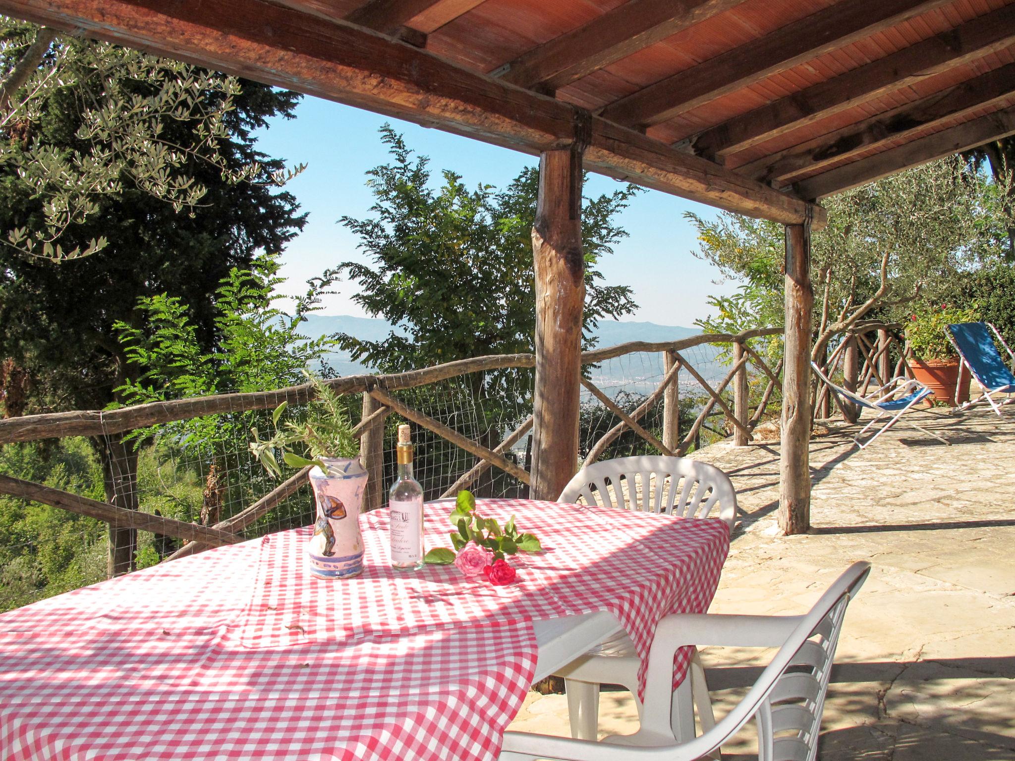 Foto 4 - Haus mit 1 Schlafzimmer in Castelfranco Piandiscò mit schwimmbad und garten