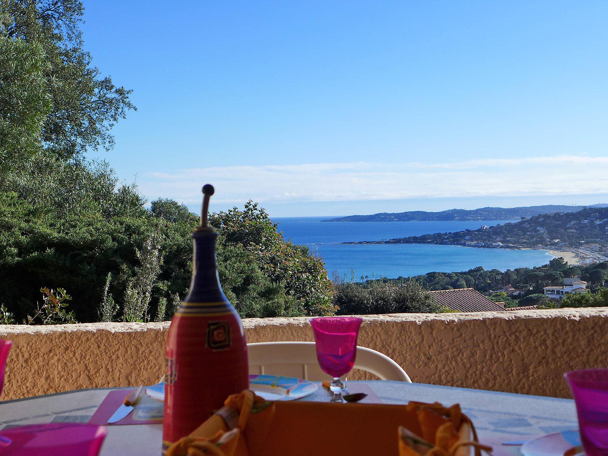 Foto 18 - Apartment mit 1 Schlafzimmer in Sainte-Maxime mit schwimmbad und blick aufs meer