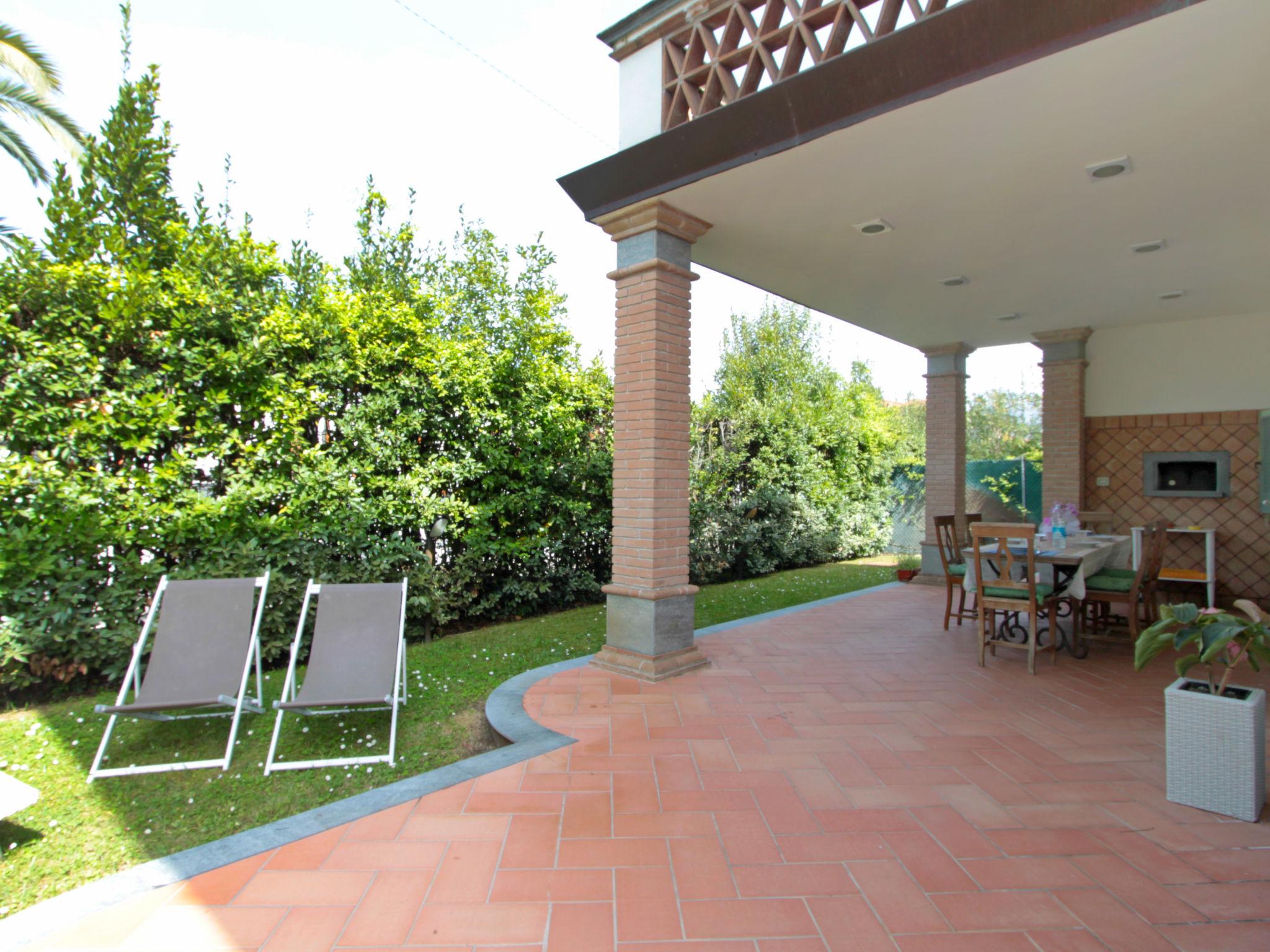 Photo 24 - Maison de 4 chambres à Forte dei Marmi avec jardin et terrasse