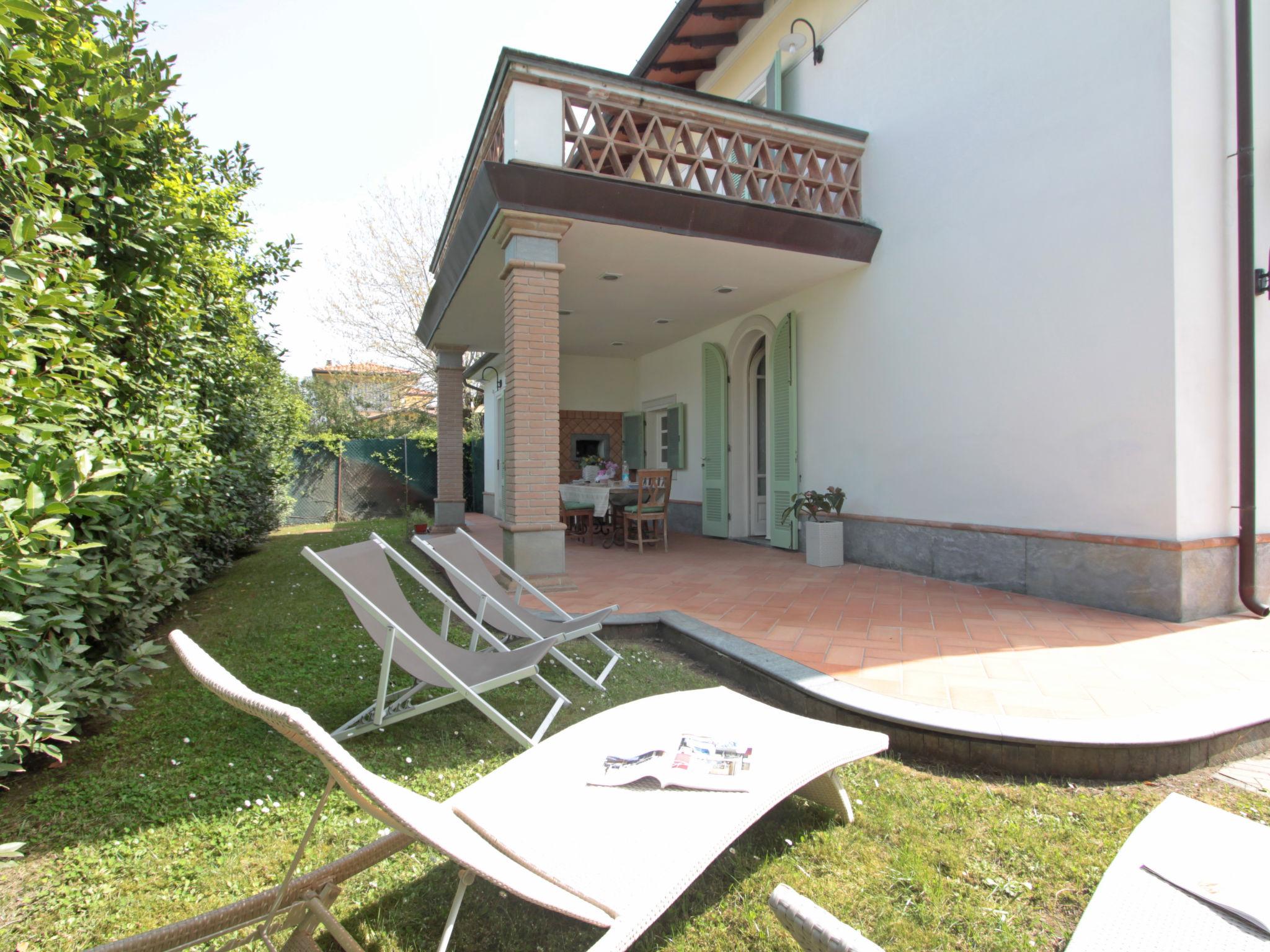 Foto 17 - Casa de 4 habitaciones en Forte dei Marmi con jardín y vistas al mar