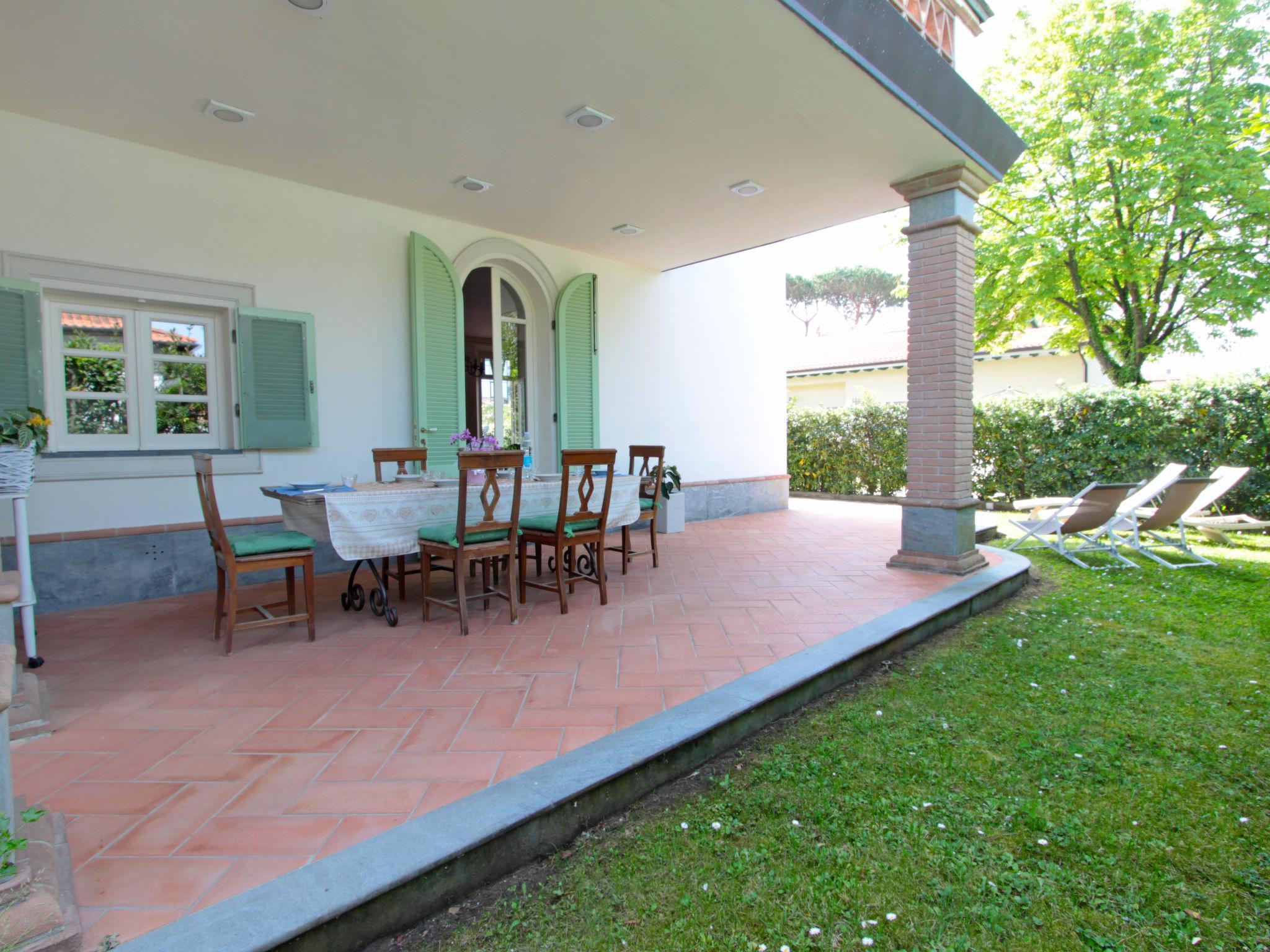 Foto 2 - Casa de 4 habitaciones en Forte dei Marmi con jardín y terraza