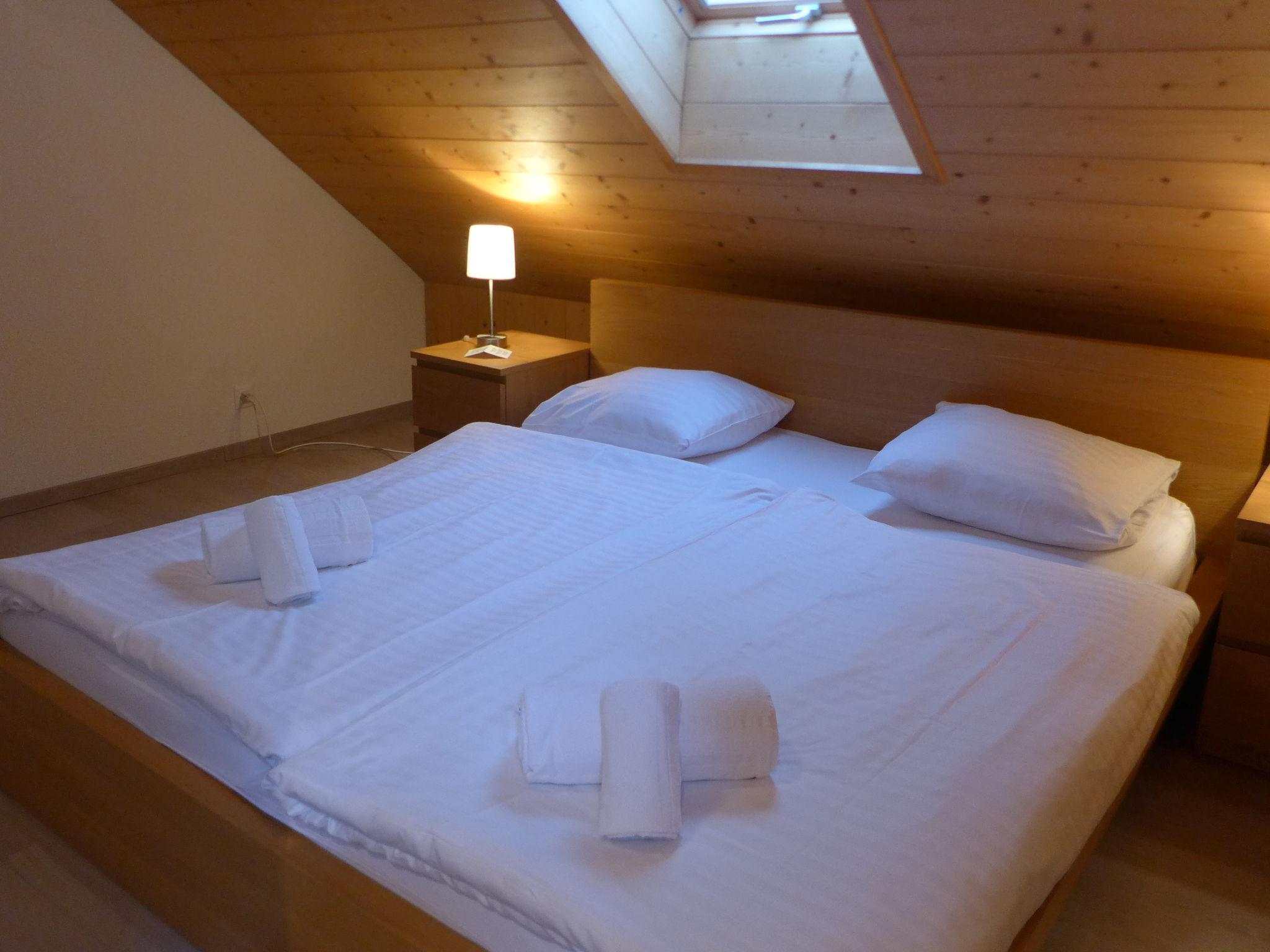 Foto 11 - Appartamento con 3 camere da letto a Gruyères con vista sulle montagne
