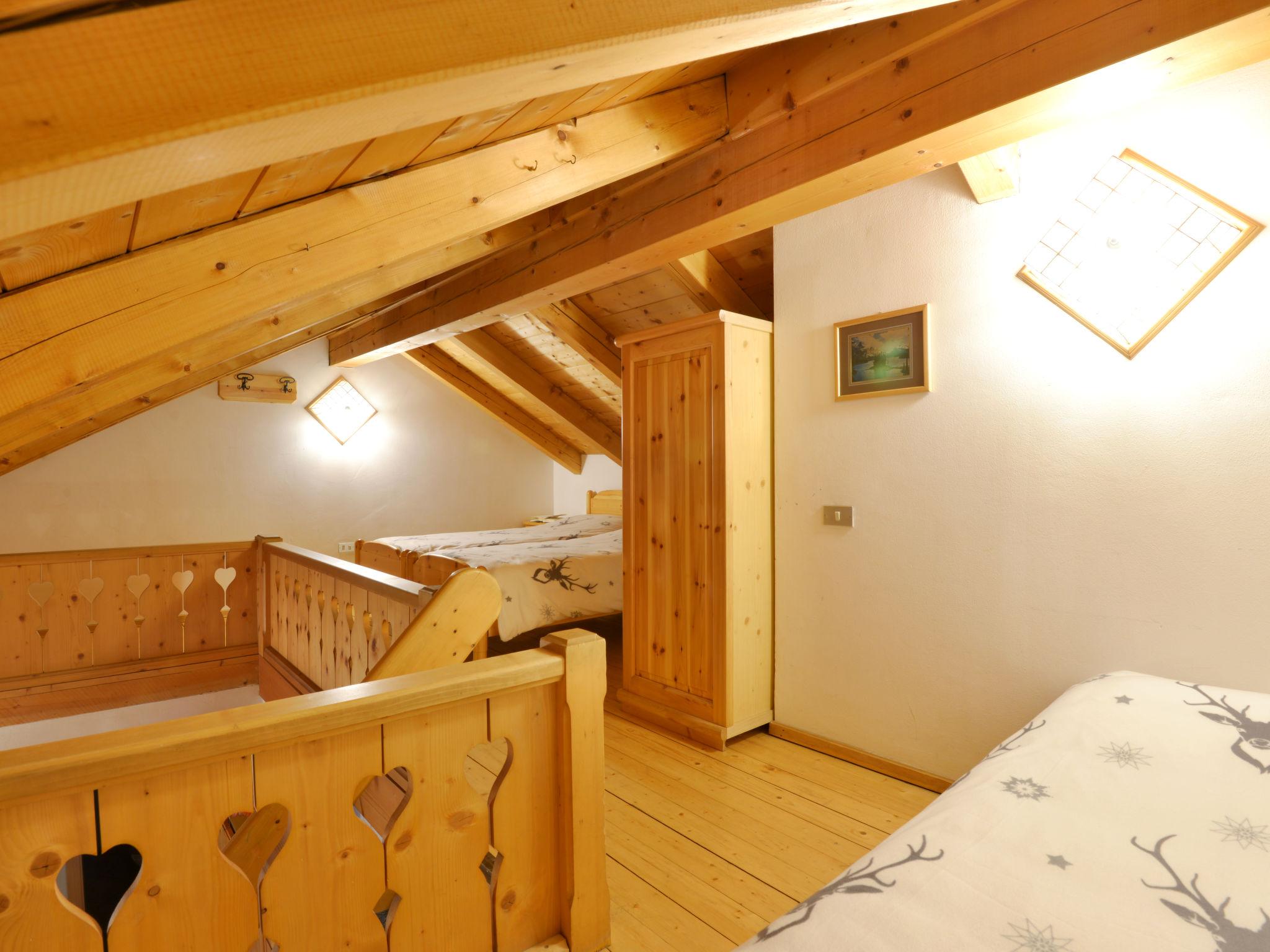 Foto 15 - Apartment mit 1 Schlafzimmer in Campitello di Fassa mit blick auf die berge