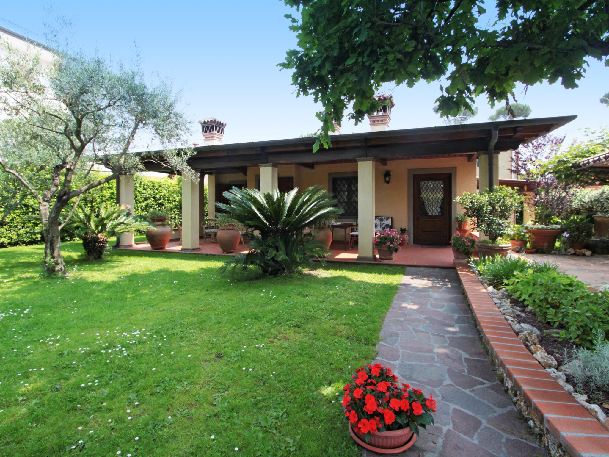 Foto 1 - Casa con 4 camere da letto a Forte dei Marmi con giardino e vista mare