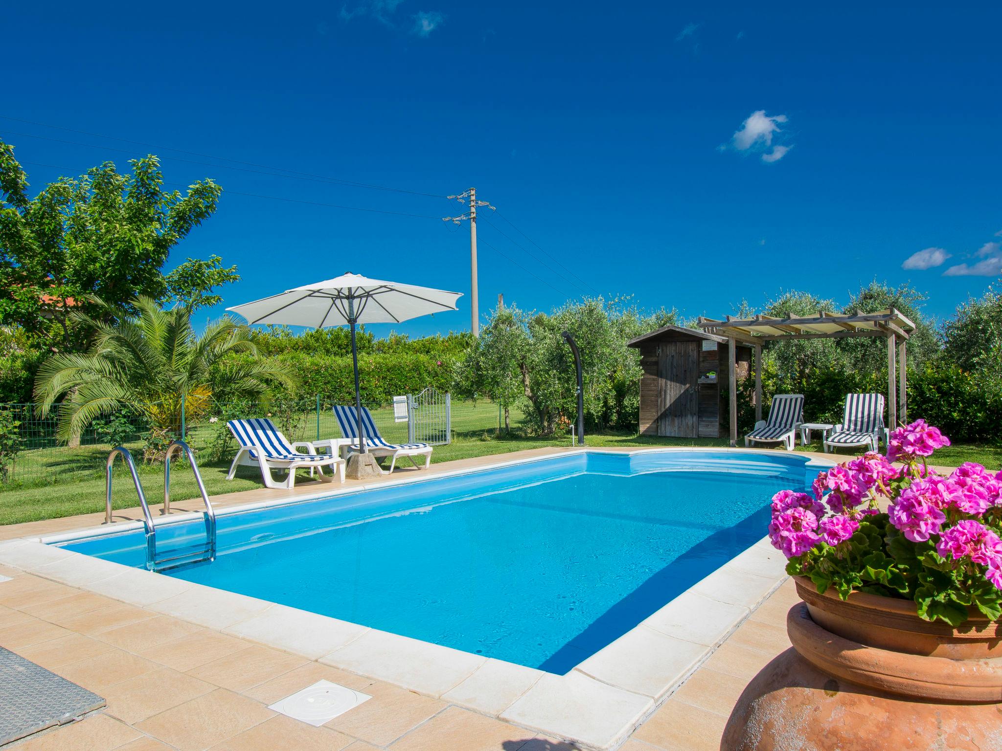 Foto 3 - Casa de 2 quartos em Cecina com piscina privada e jardim