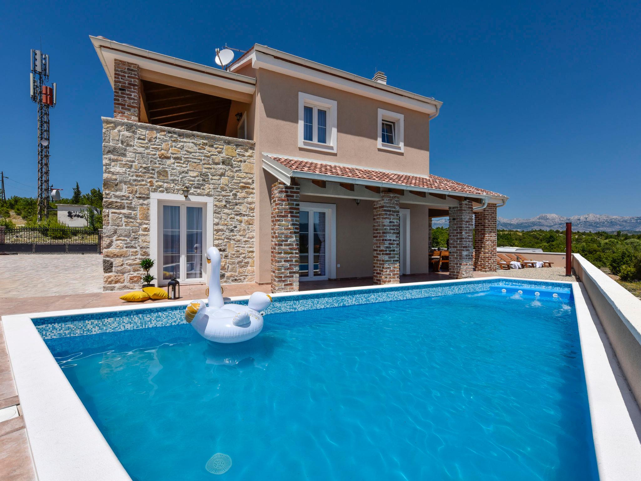 Photo 1 - Maison de 3 chambres à Novigrad avec piscine privée et terrasse