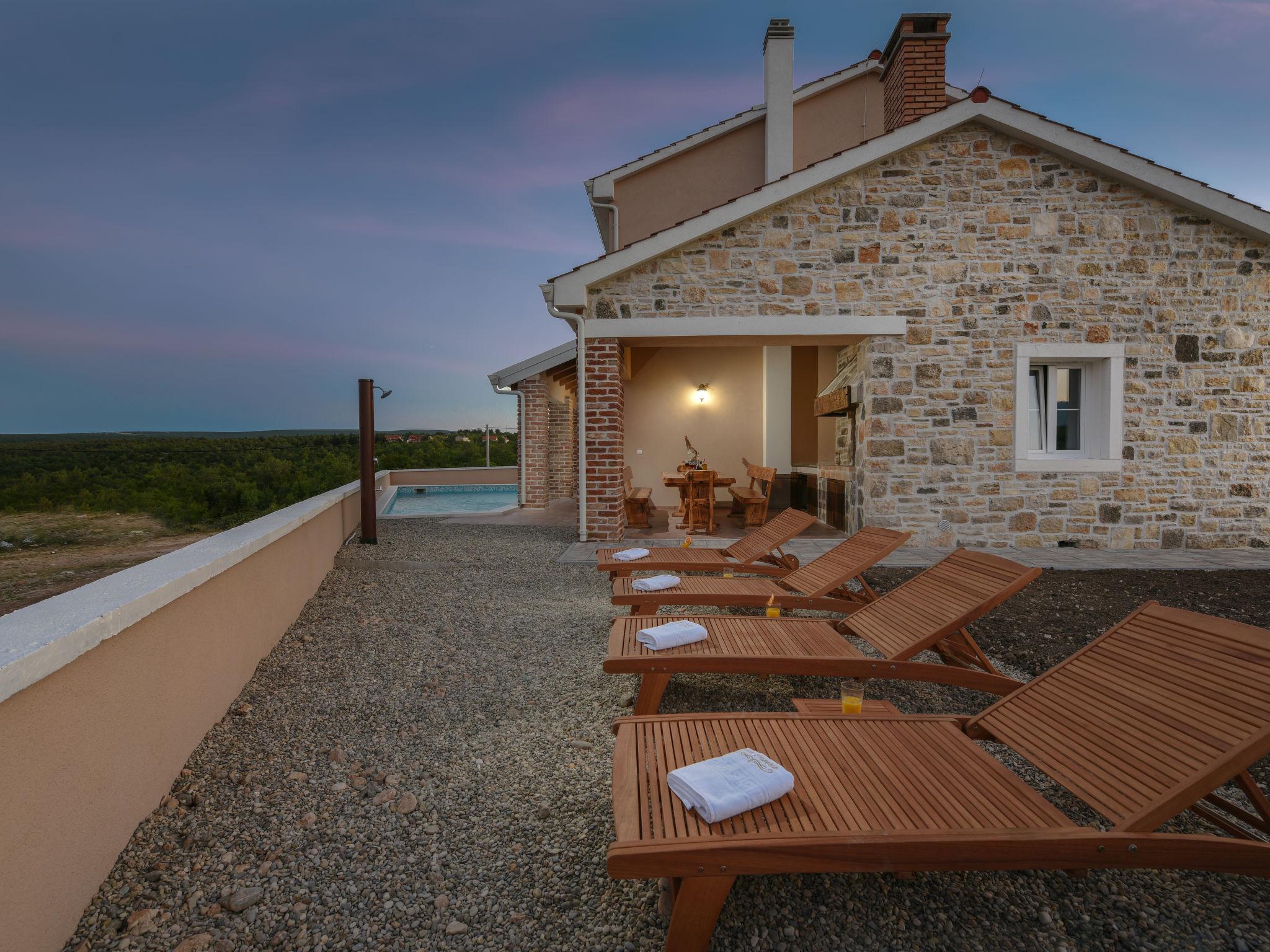 Photo 40 - Maison de 3 chambres à Novigrad avec piscine privée et vues à la mer